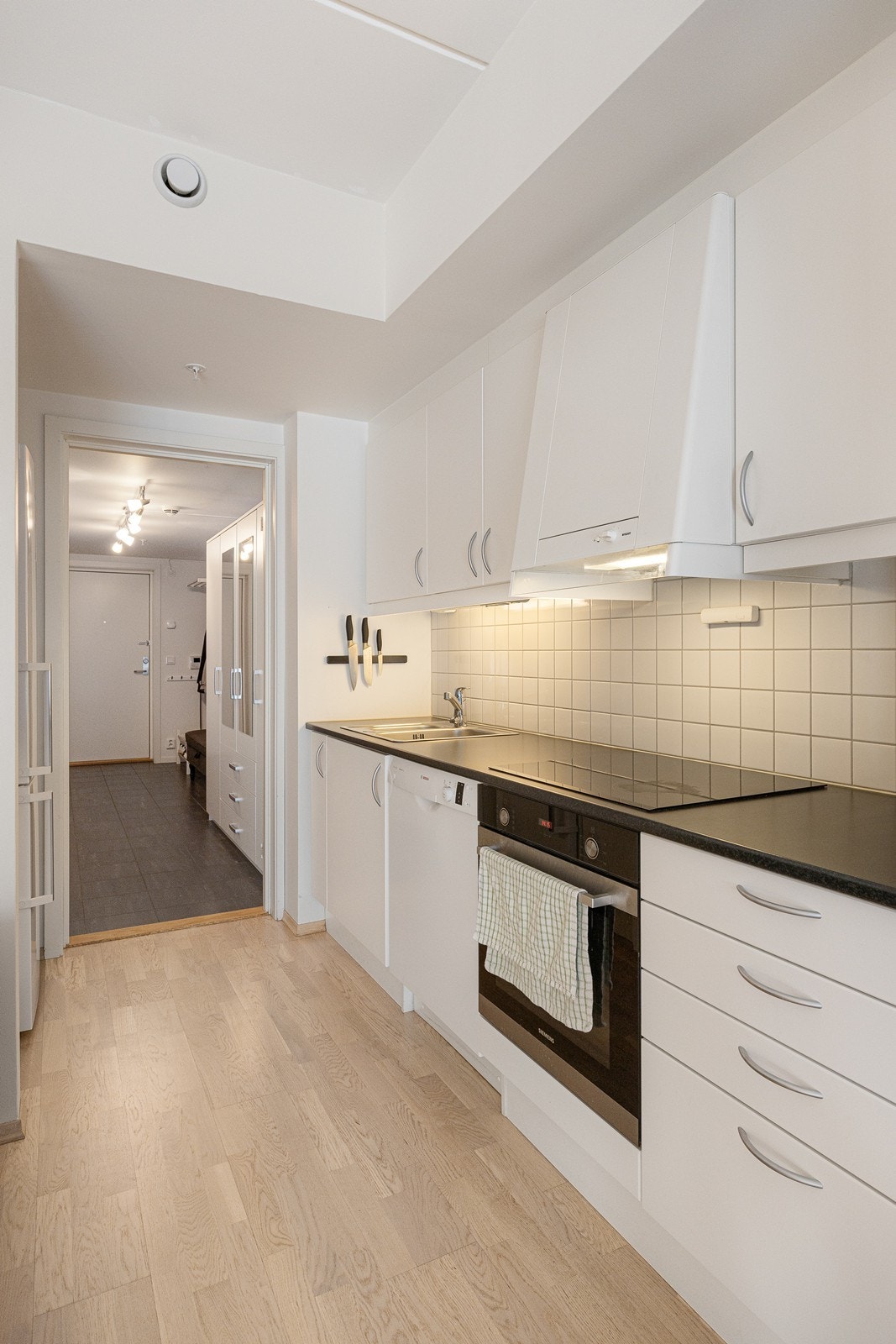 Kjøkkøenet er utstyrt med komfyrvakt og avtrekksvifte. Galleribilde