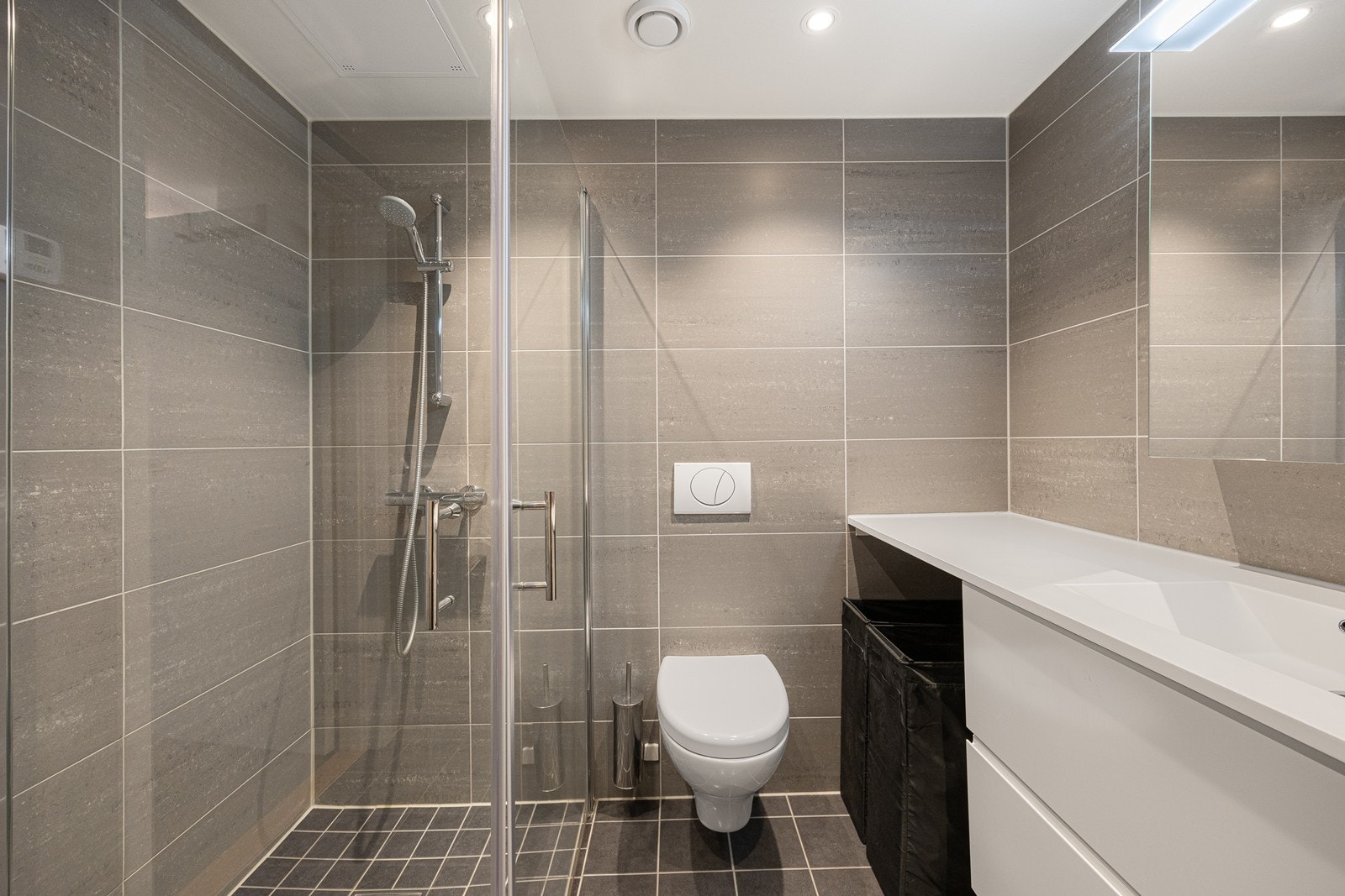 Gulvet har behagelig gulvvarme så her trår du inn til et rom med komfort. Galleribilde