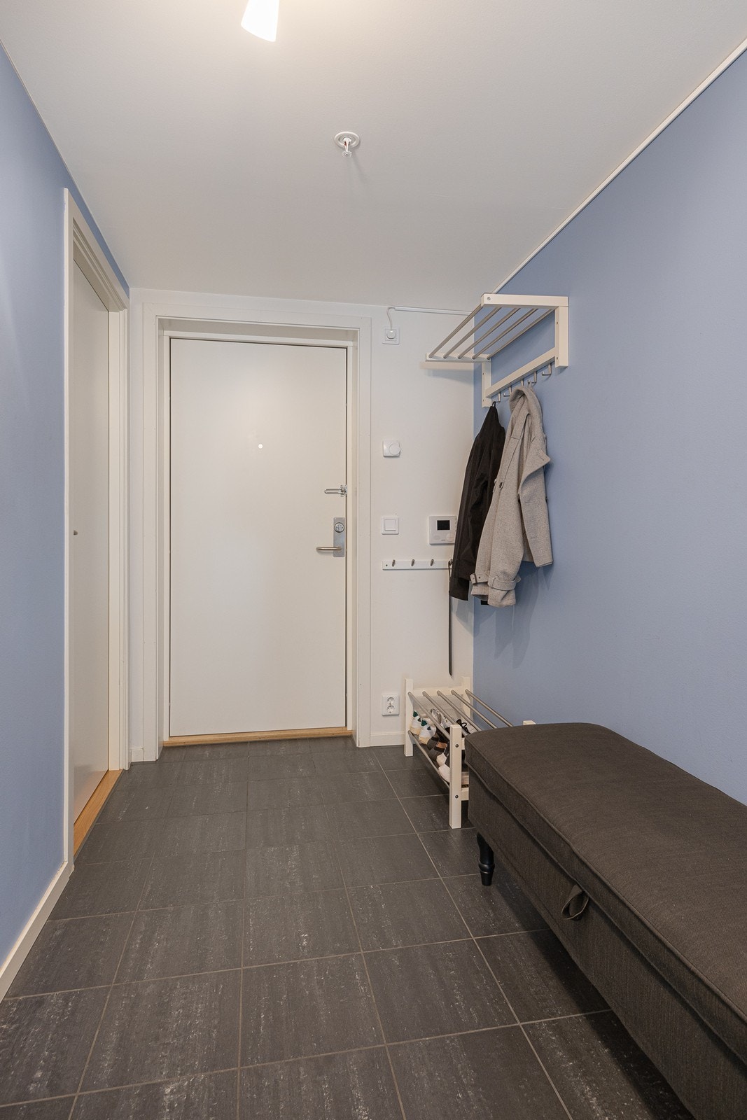 Dørcalling med videofunksjon er montert til høyre for entredør. Galleribilde