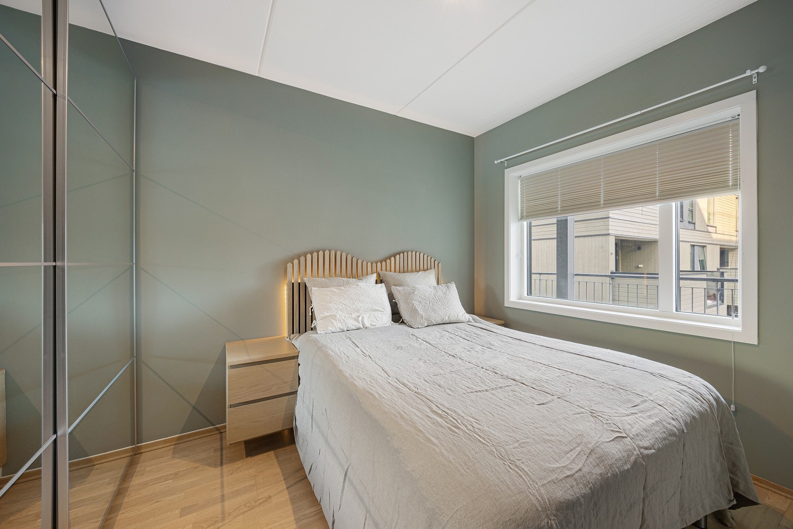 Soverommet er malt i en behagelig grønn tone som skraper ro og harmoni. Galleribilde