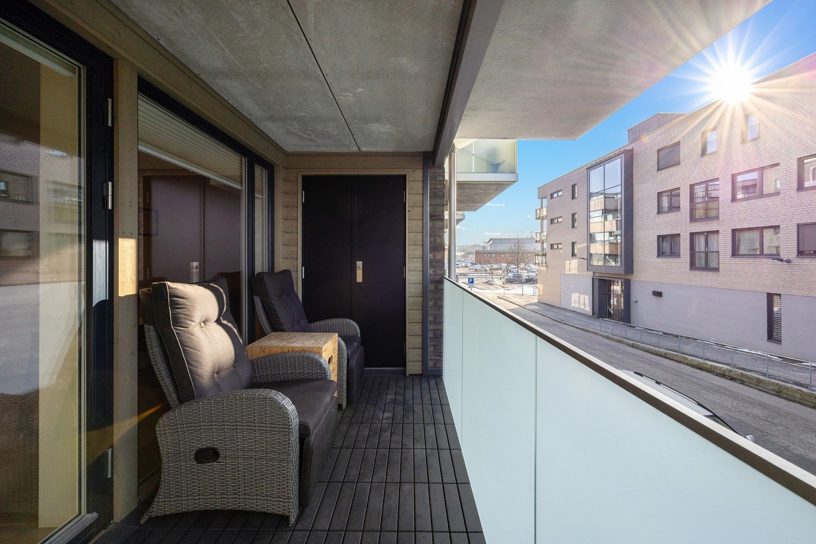 Balkongen er et trivelig uterom hvor varmere dager kan nytes fullt ut. Galleribilde