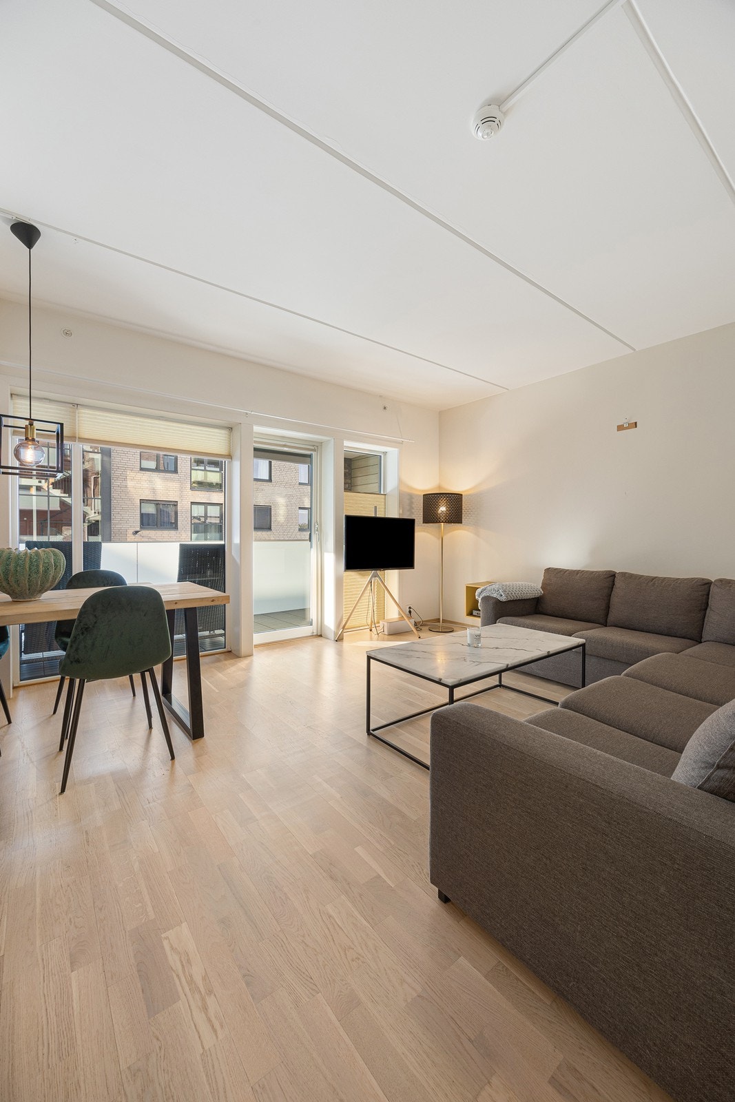 Det er god plass til både spisebord og sofagruppe. Galleribilde