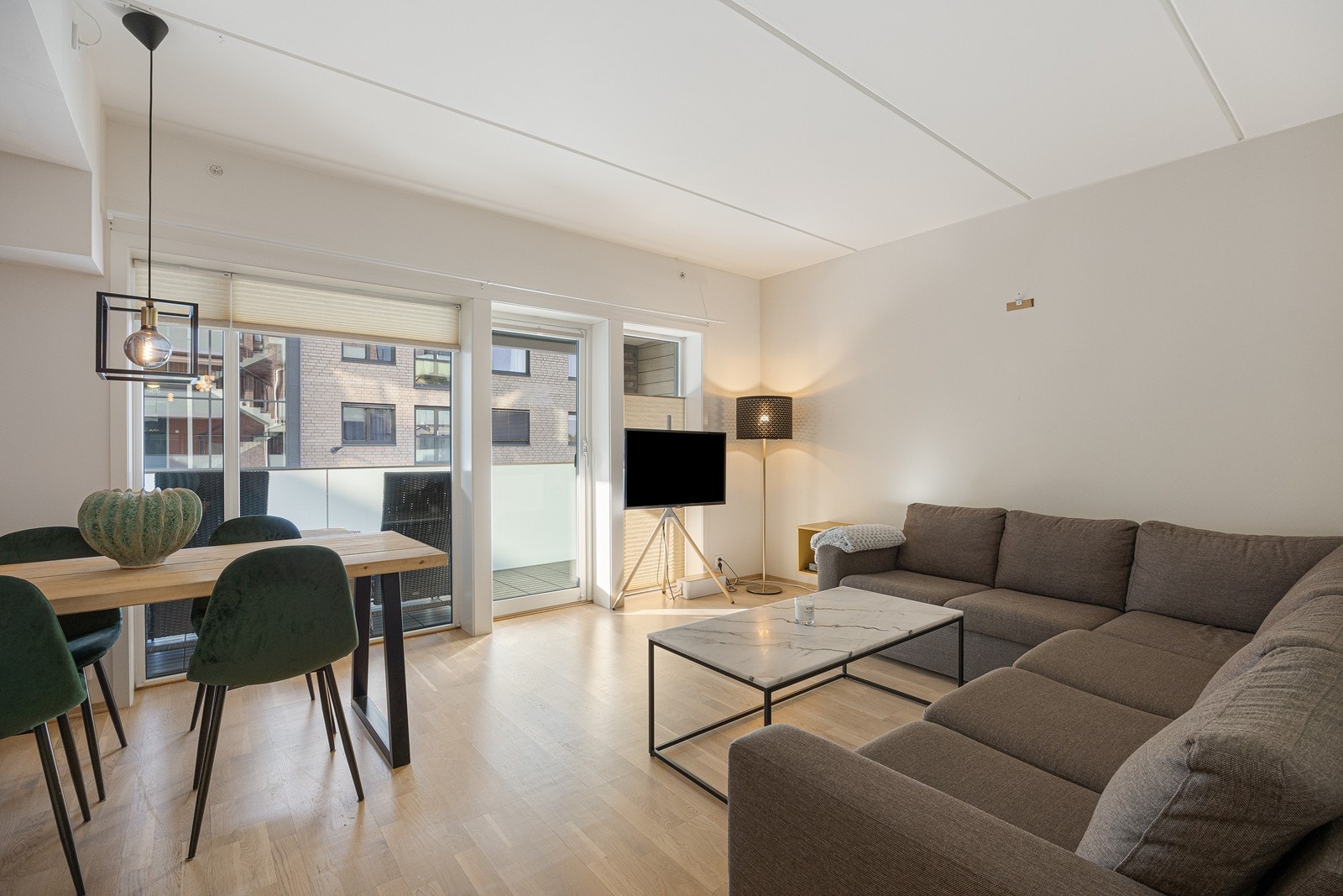 Det er adkomst ut til balkongen fra stuen. Galleribilde