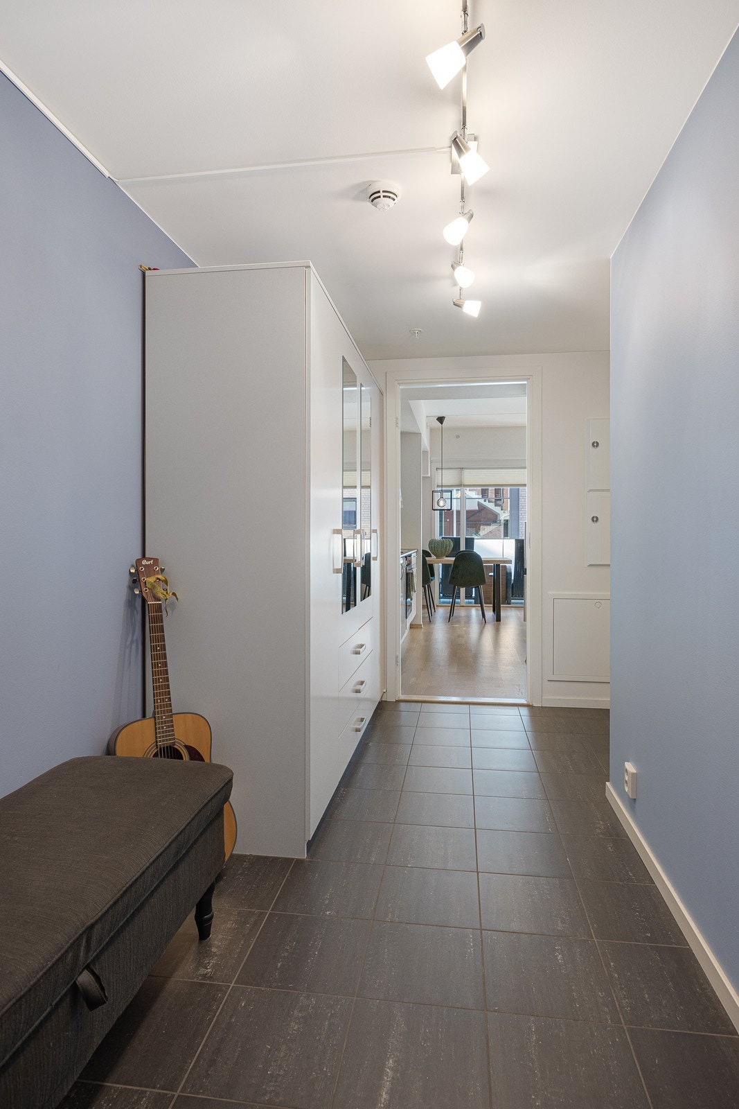 I entreen er det god plass til garderobeløsning og oppbevaring av ytterklær. Galleribilde