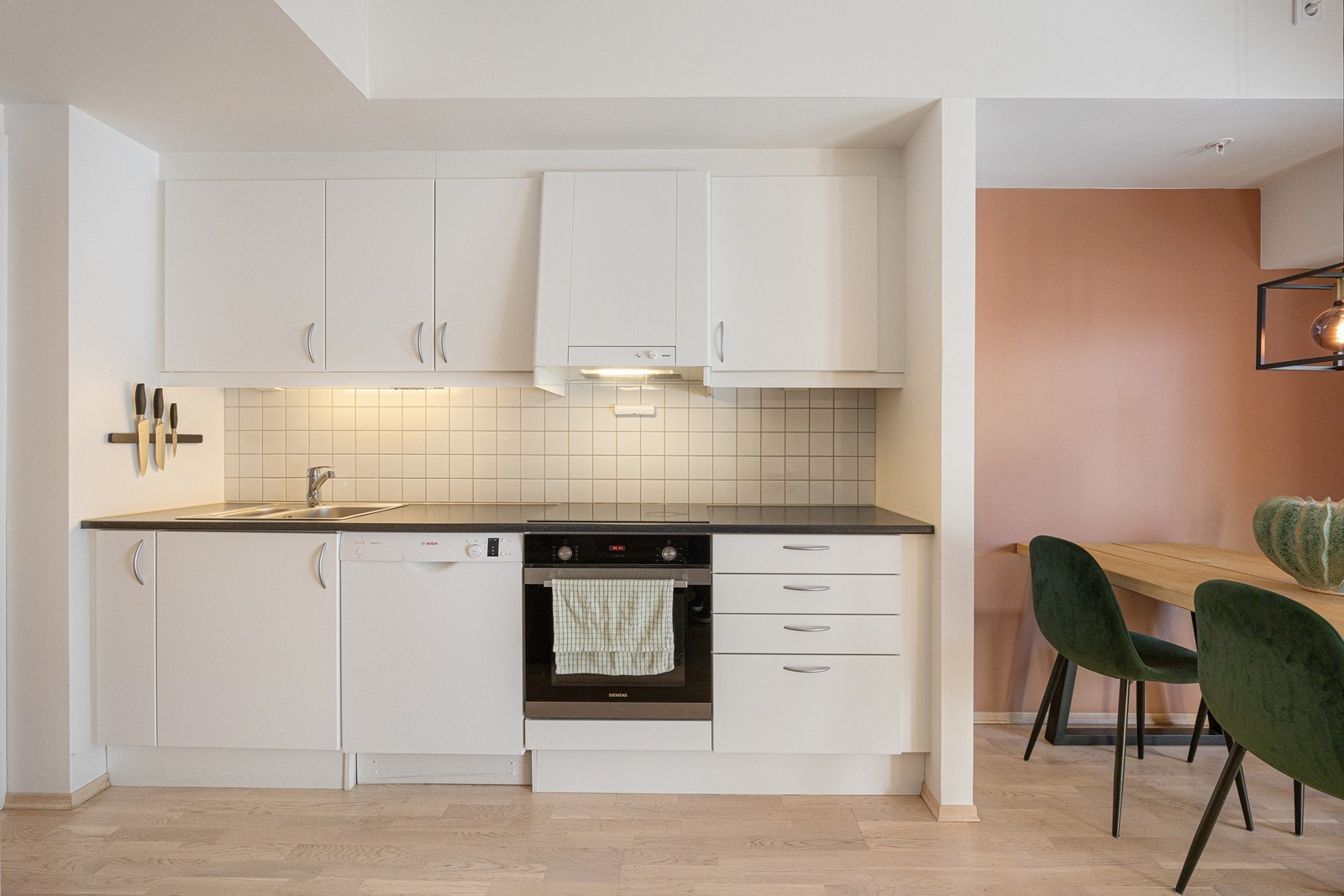 Kjøkkenet har en praktisk utforming og stilrent design. Galleribilde