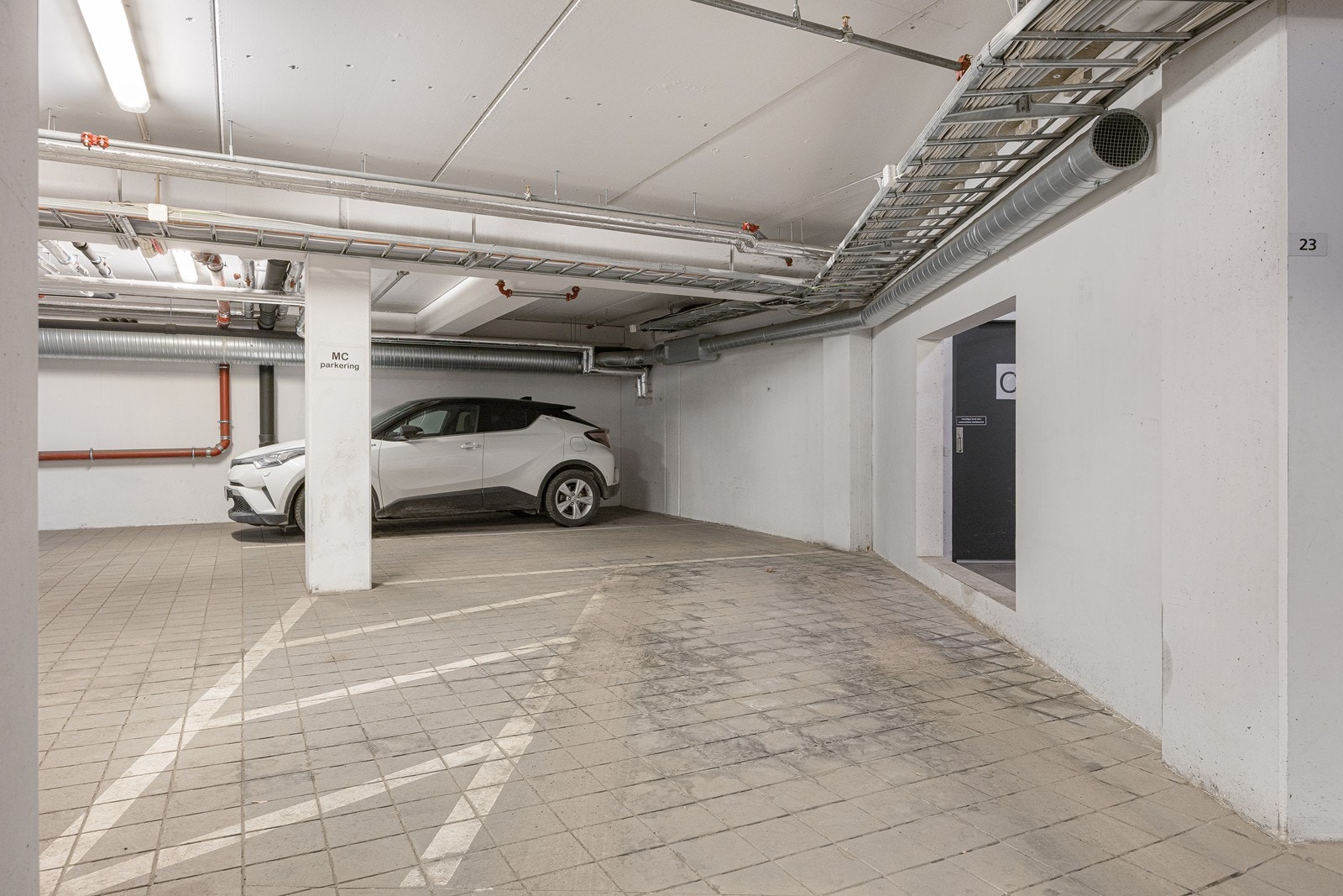 Leiligheten har en parkeringsplass i felles garasjeanlegg under bygget. Galleribilde