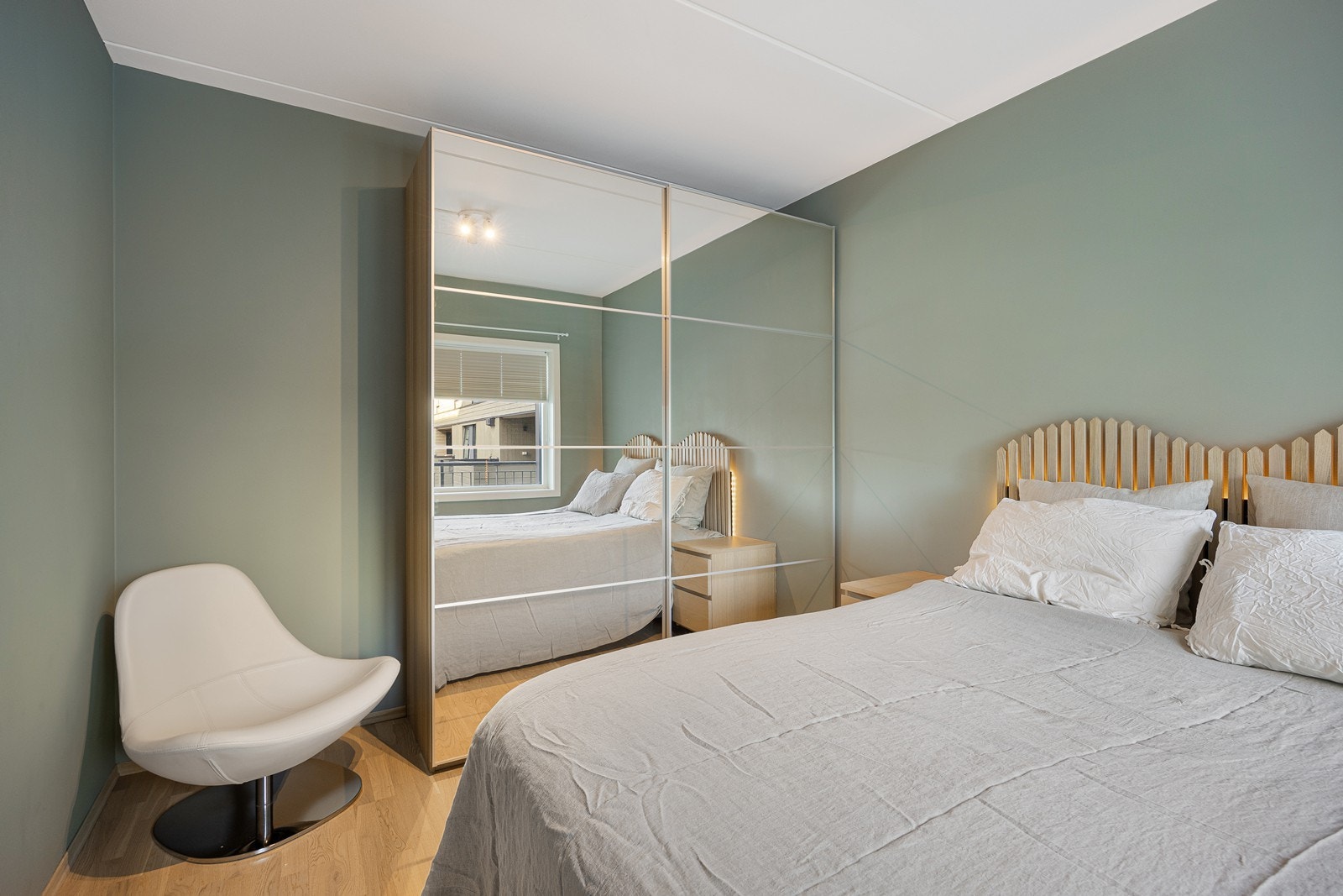 Leiligheten har et soverom av fin størrelse. Her er det plass til både garderobeløsning, dobbeltseng og nattbord. Galleribilde