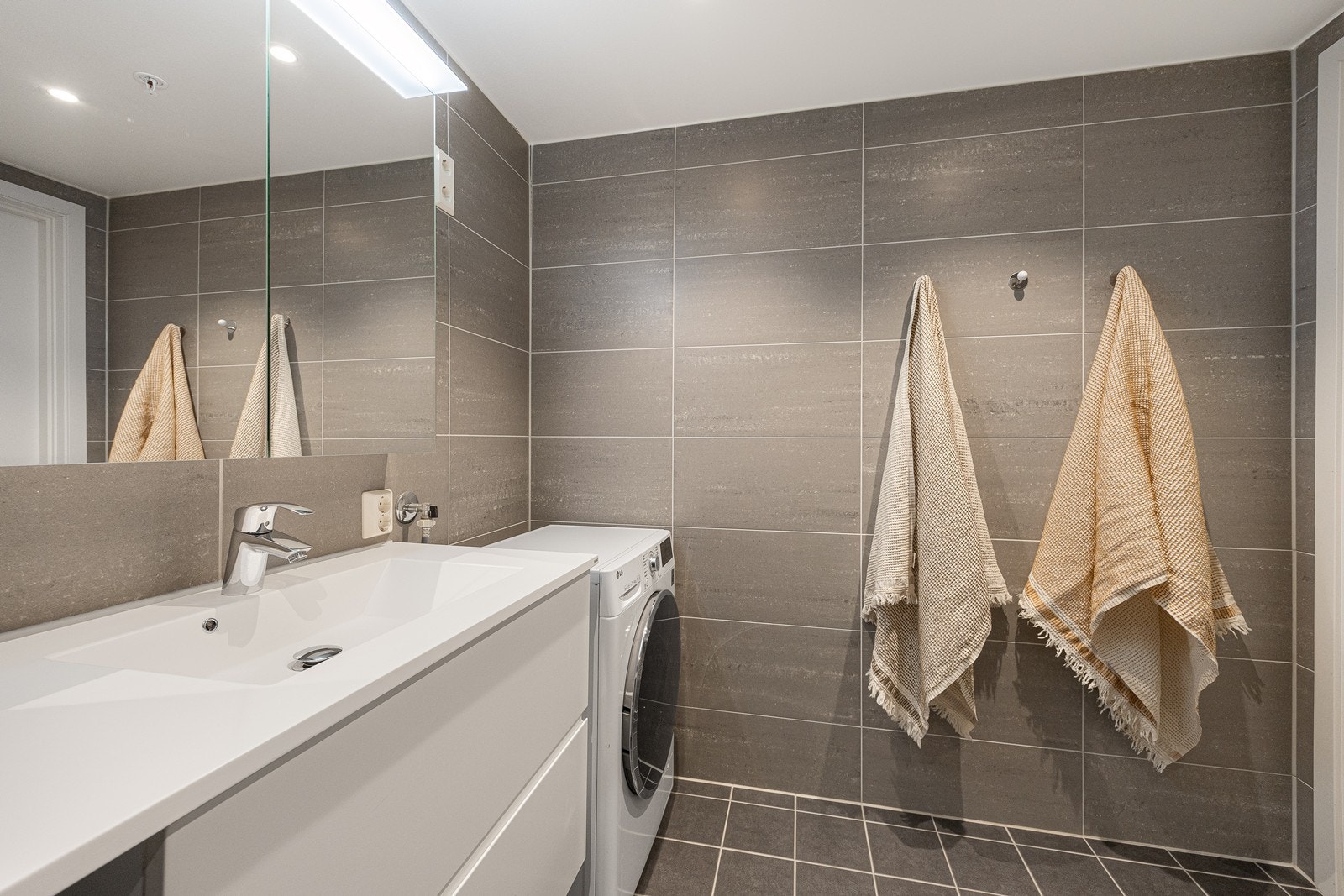 Lekre og moderne fliser gir badet et spennende uttrykk. Galleribilde