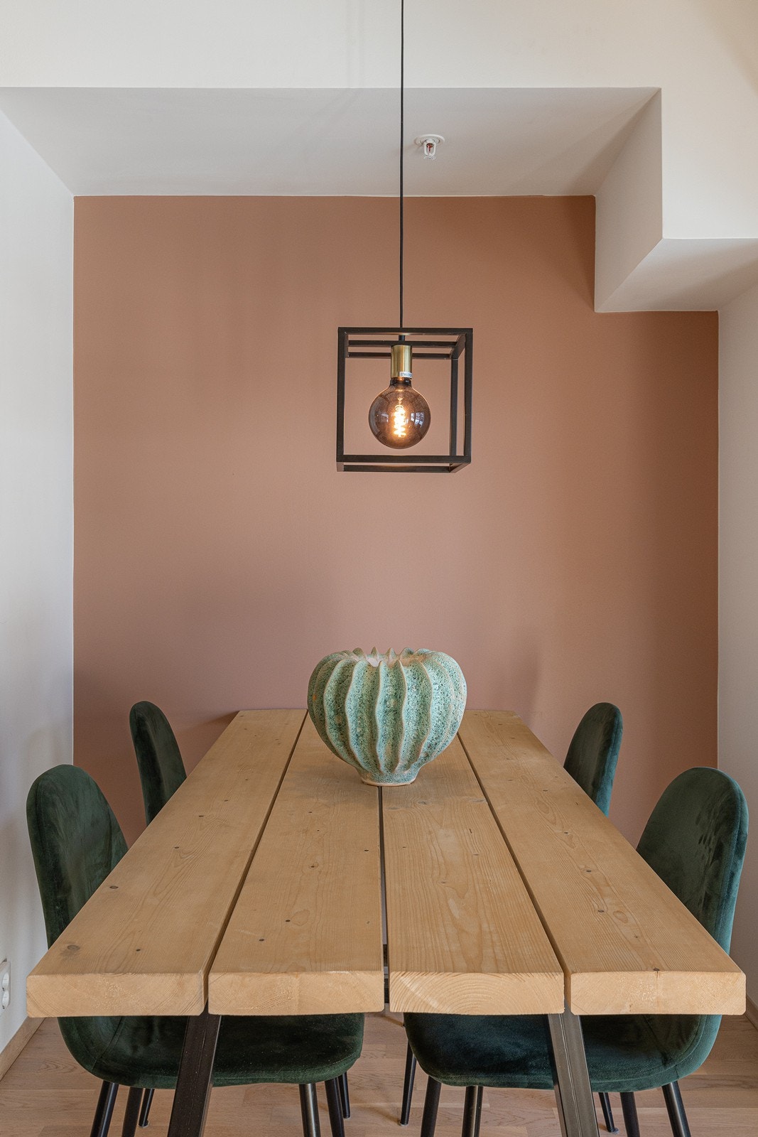 En stilig fondvegg i stuen skaper et spenndene element. Galleribilde