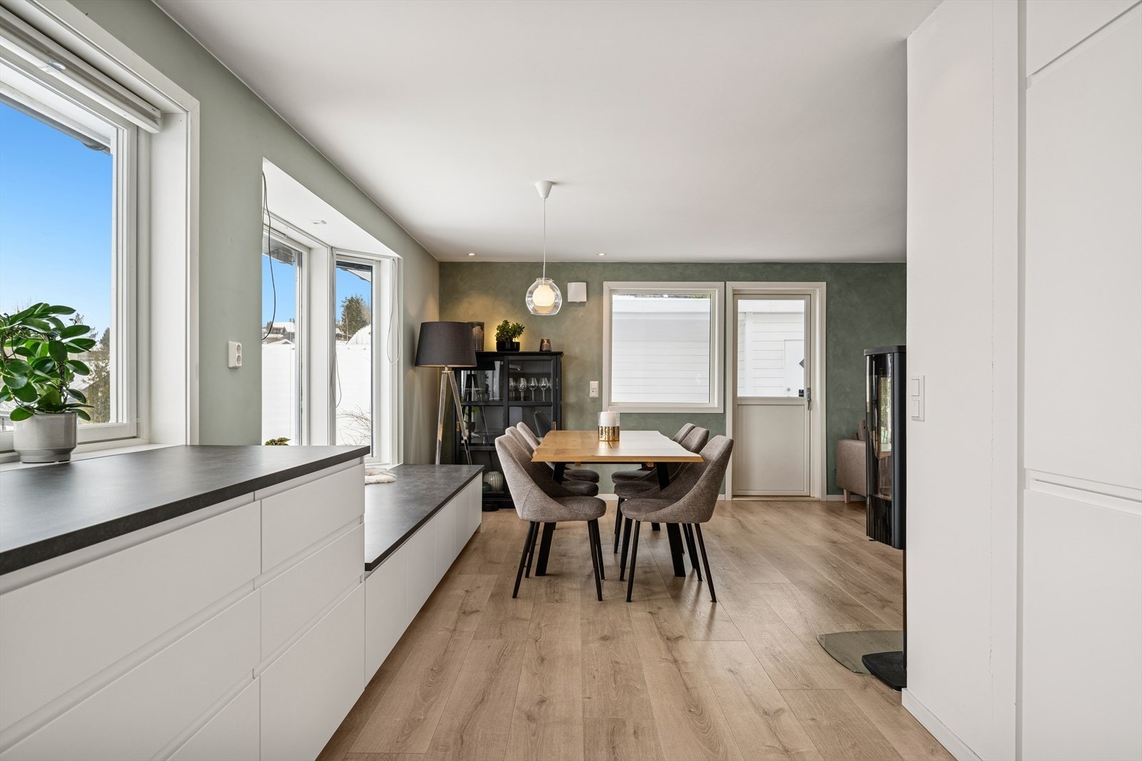 Kjøkkenet dekker behovet for god benkeplass, oppbevaringsplass og en stilren innredning. Galleribilde