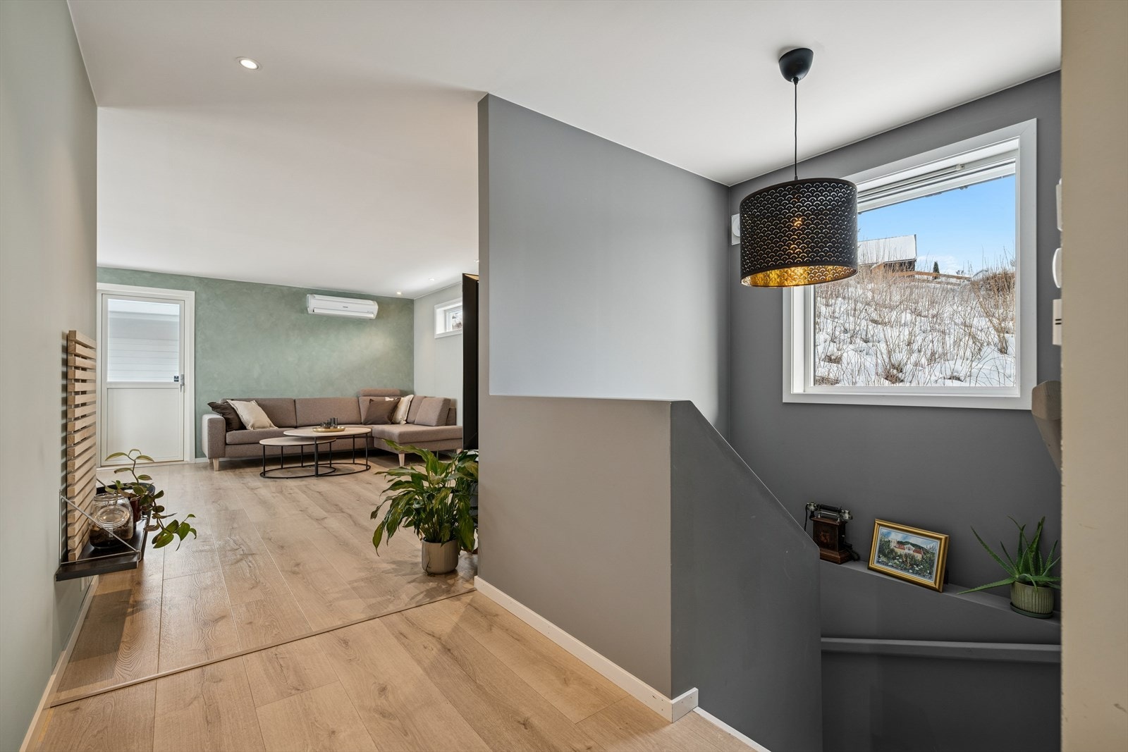 Boligen er oppgradert i senere år og har en stilren standard med delikate farger og overflater. Galleribilde