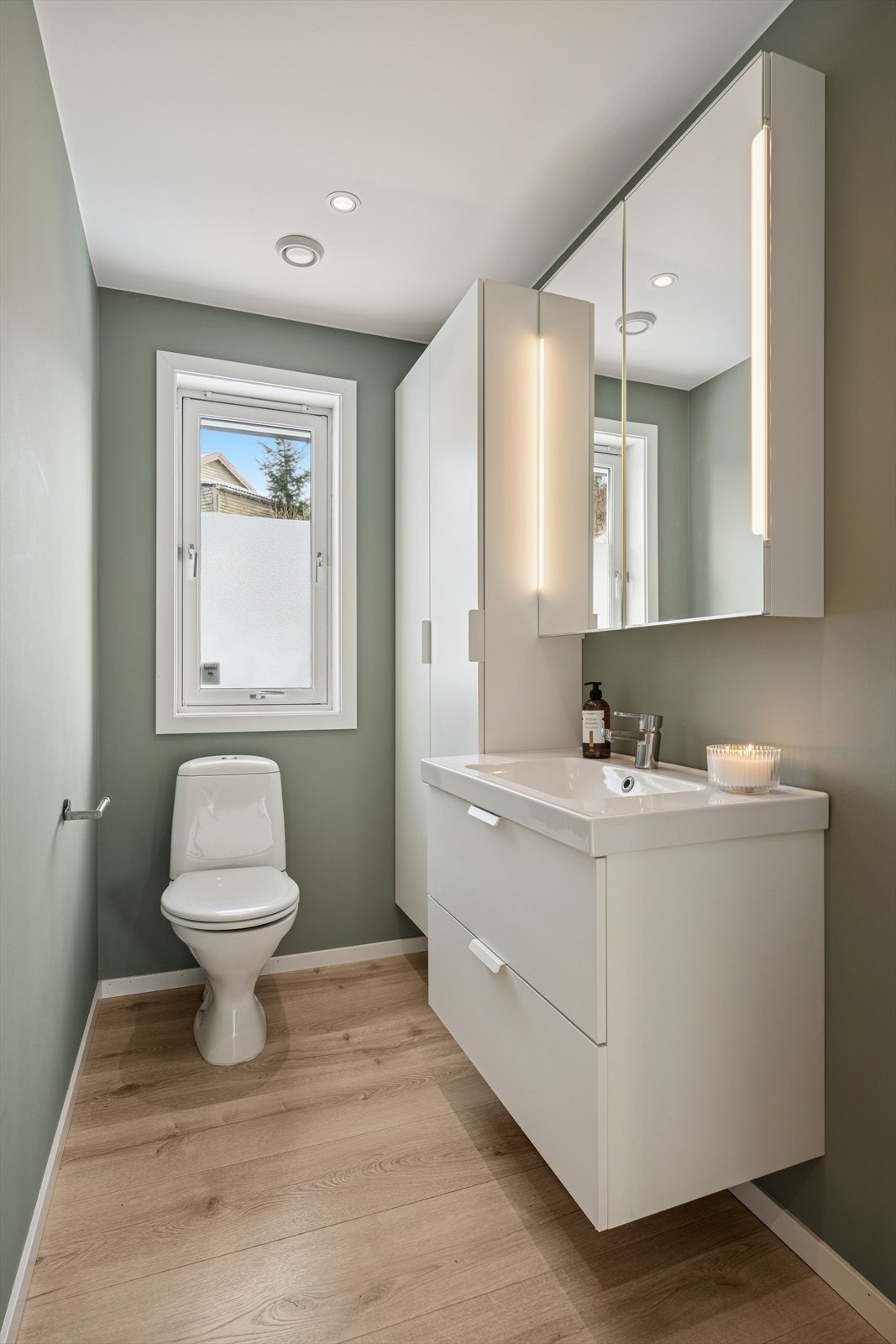 Gjestetoalett i 1.etasje. Galleribilde