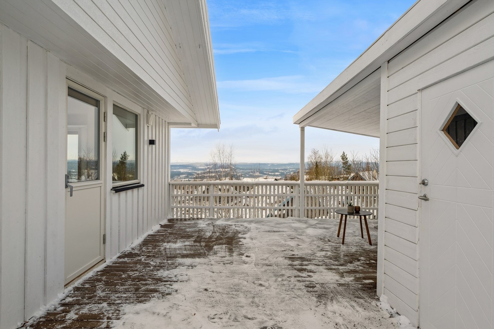 På terrassen er det bygget en bod hvor hagemøbler, redskapet og annet kan lagres gjennom vinteren. Galleribilde