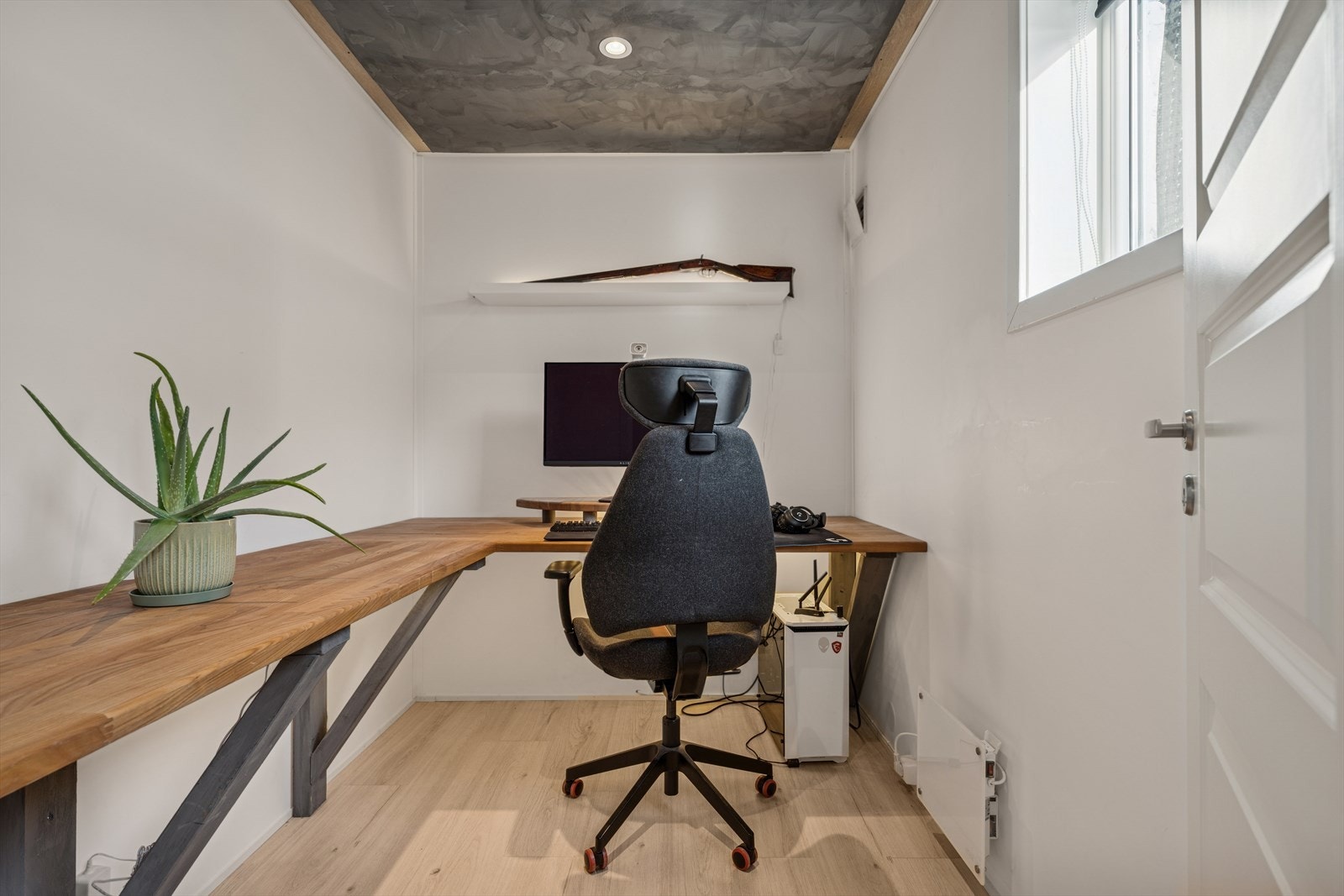 Boden er benyttet som kontorplass, men om behovet for lagringsplass er stort finnes det nok av hyllesystemer som kan monteres for maksimal utnyttelse av boden. Galleribilde