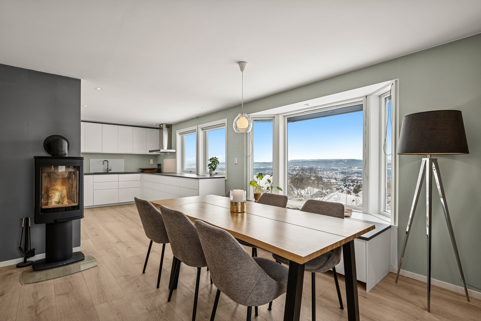 Ta en pause, sett deg ned ved det store kjøkkenvinduet med sittebenk, pust og nyt den herlige utsikten! Galleribilde