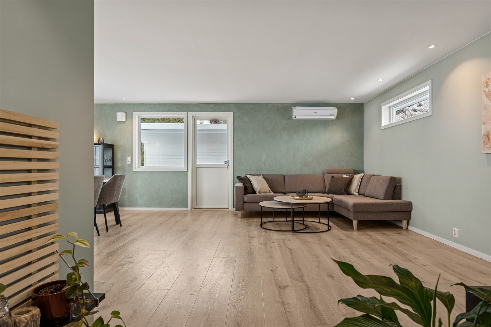 I stuen er det både varmepumpe og peisovn. Galleribilde