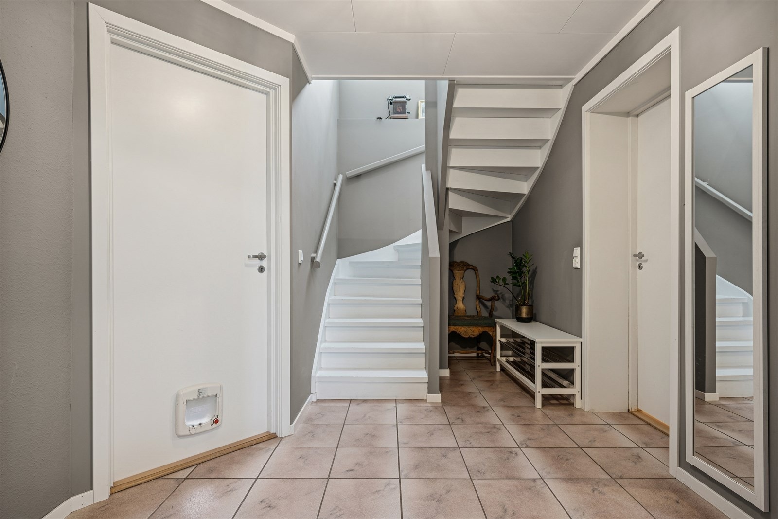 Hall med trappegang til 1.etasje. Galleribilde