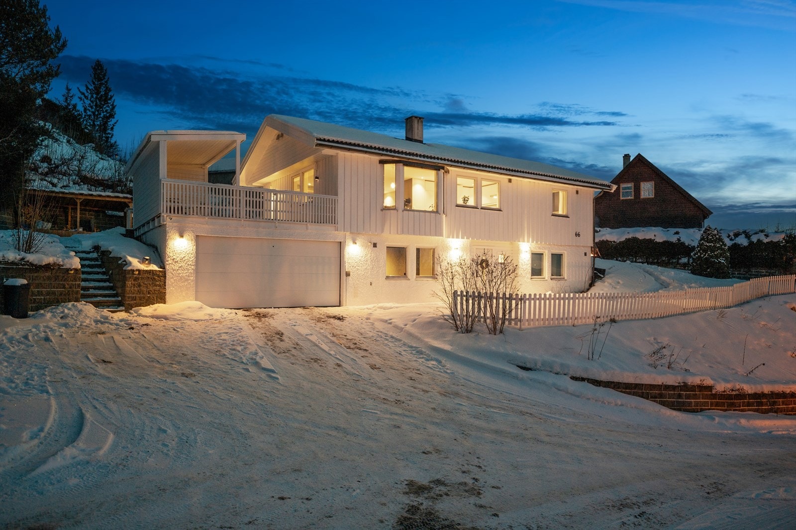 Eiendommen ligger i et veletablert og svært barnevennlig område i Haugsbygd med trygg gangvei til både barnehage og skoler. Galleribilde