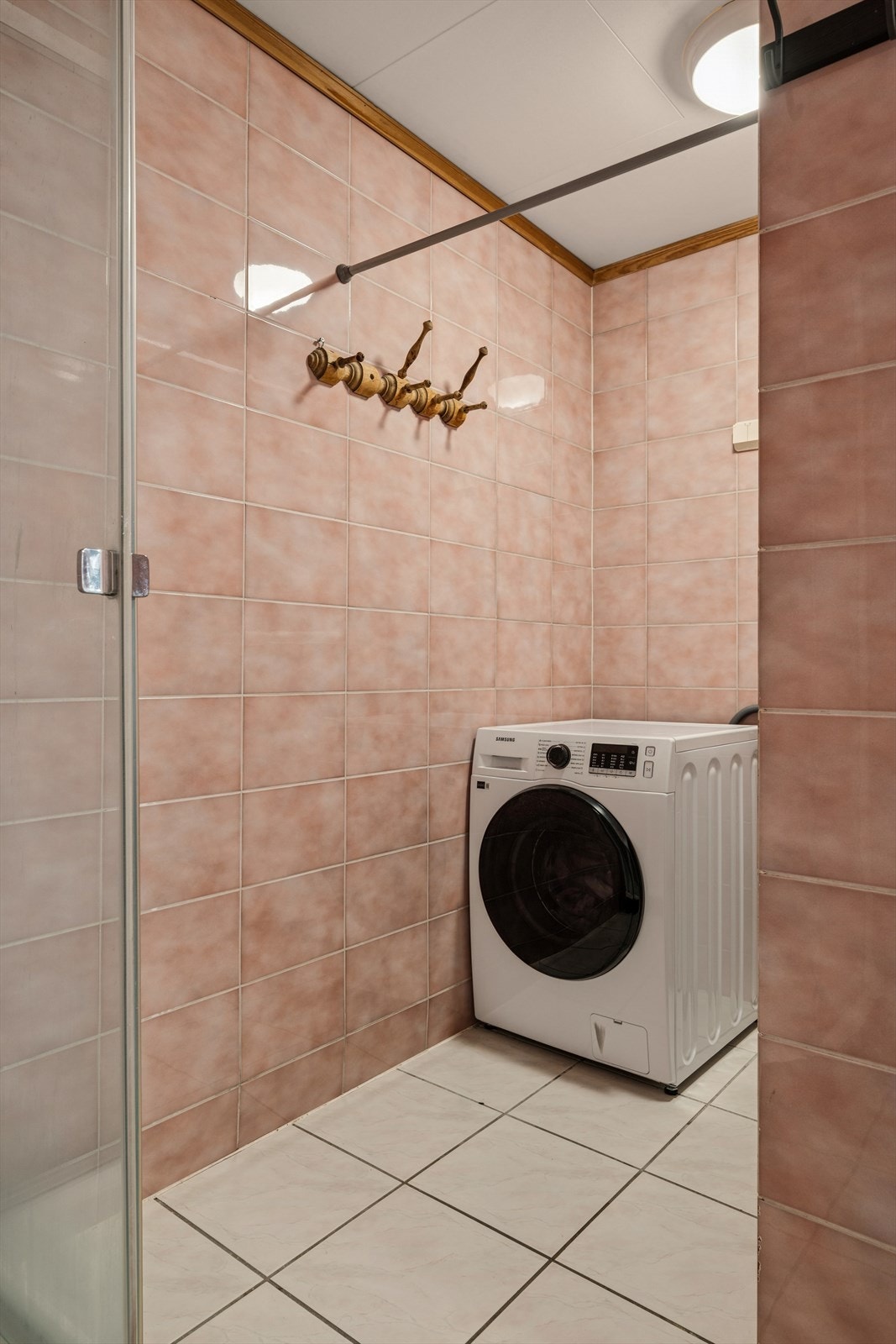 Diskret plassert, innerst på badet er det opplegg for vaskemaskin. Galleribilde