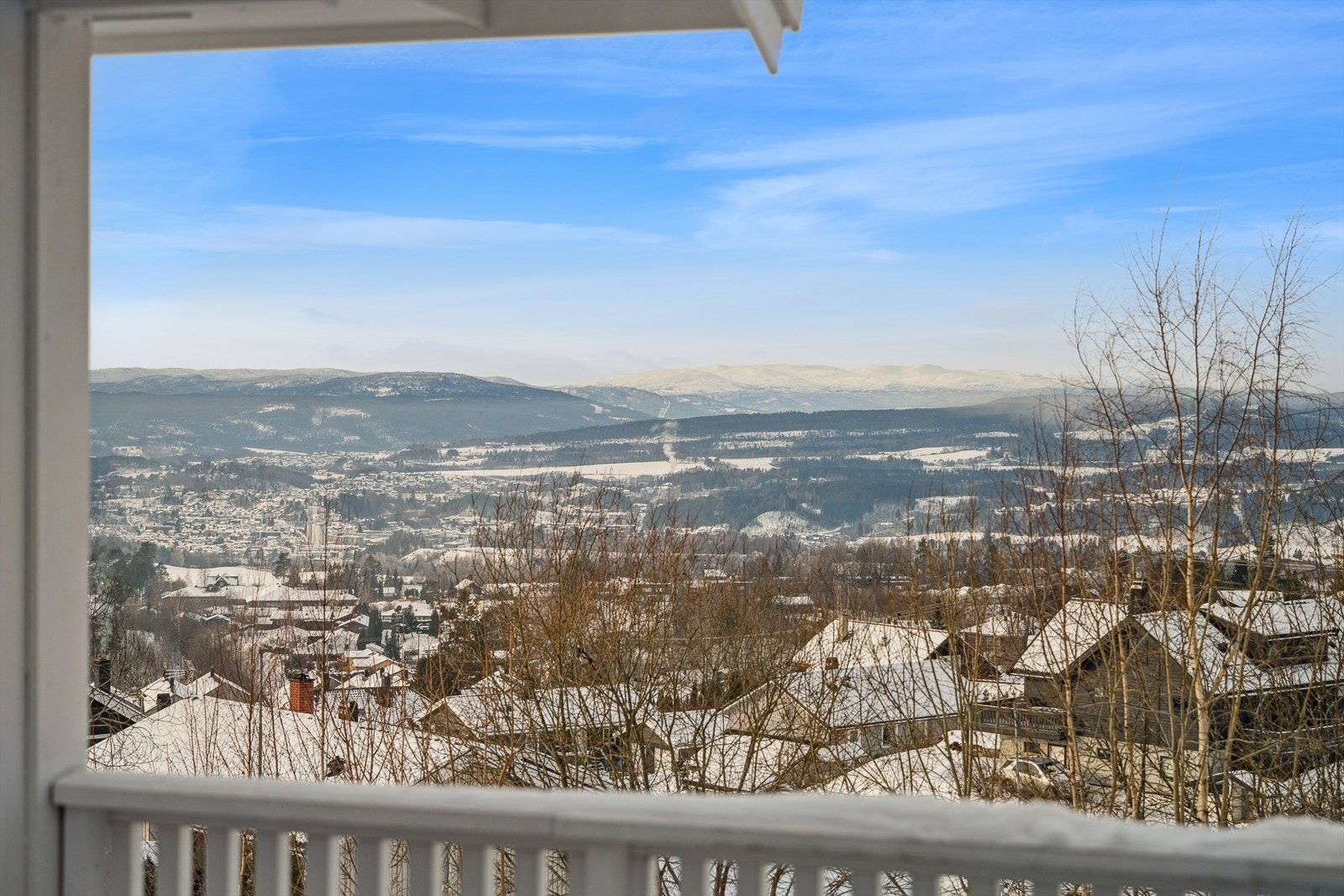 Her kommer hele familien til og trives. Barnevennlig nabolag med kort vei til både, barnehage, skoler, butikker og bussforbindelse. Galleribilde