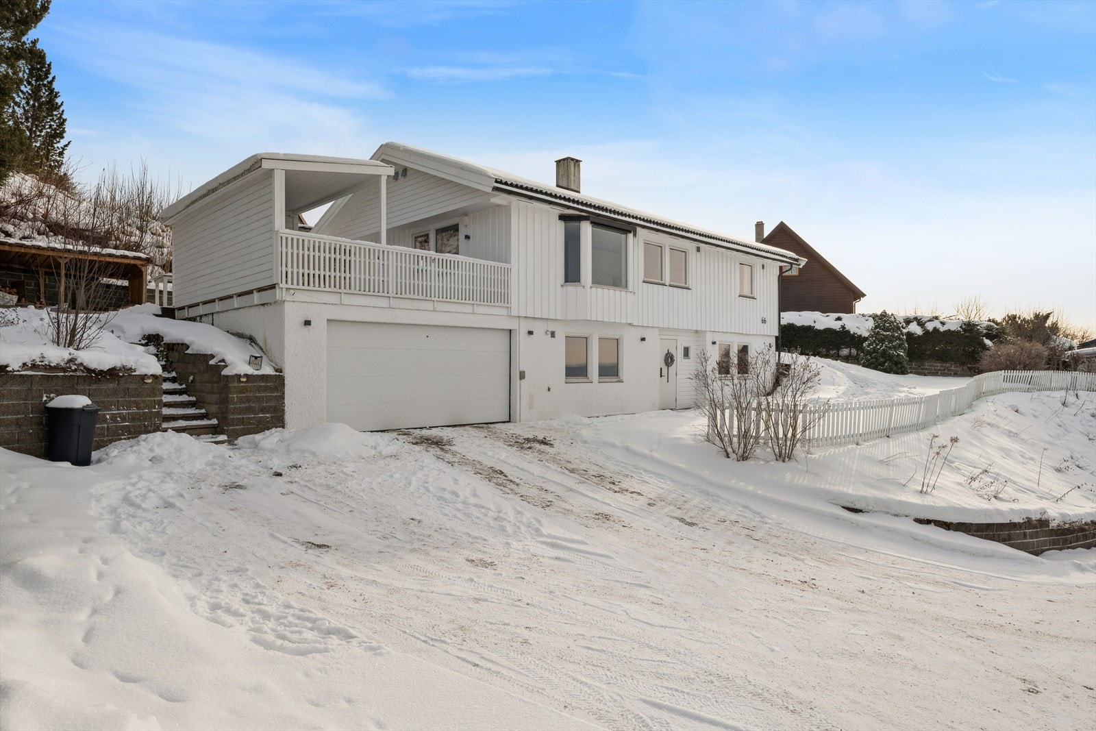 Garasjen har elektrisk portåpner og det er montert elbillader. Galleribilde