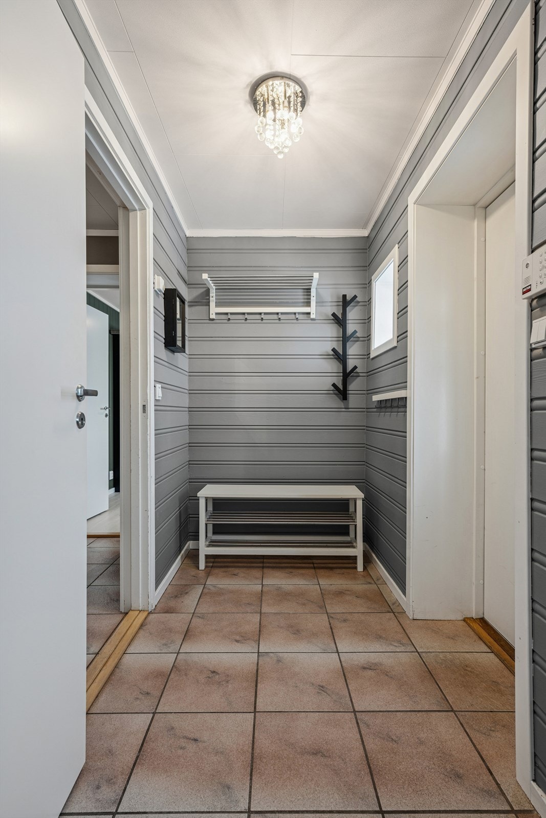 Flislagt gulv med elektrisk gulvvarme i entre og hall. Galleribilde