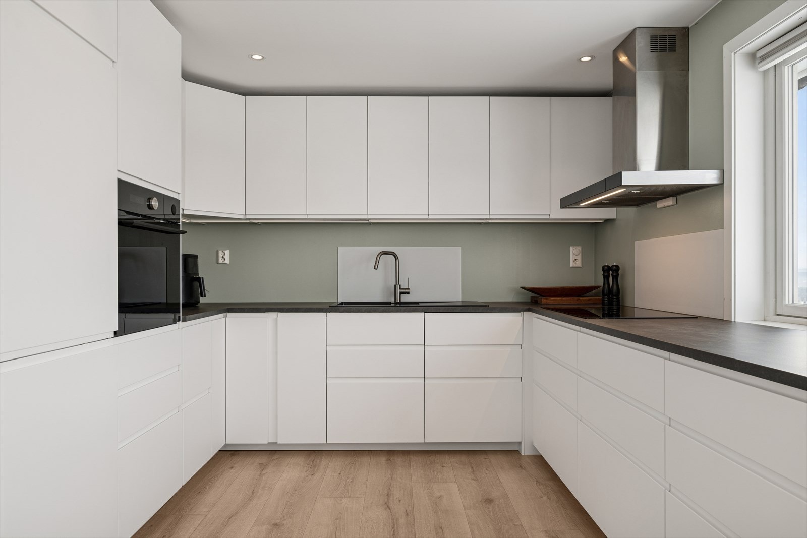 Kjøkken med over snittet mye oppbevaringsplass i skuffer og skap. Galleribilde