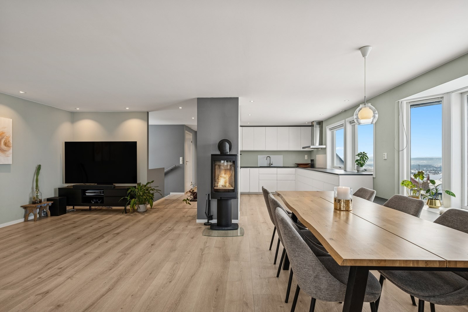 Åpen løsning gir en optimal romfølelse i stue og kjøkken. Galleribilde