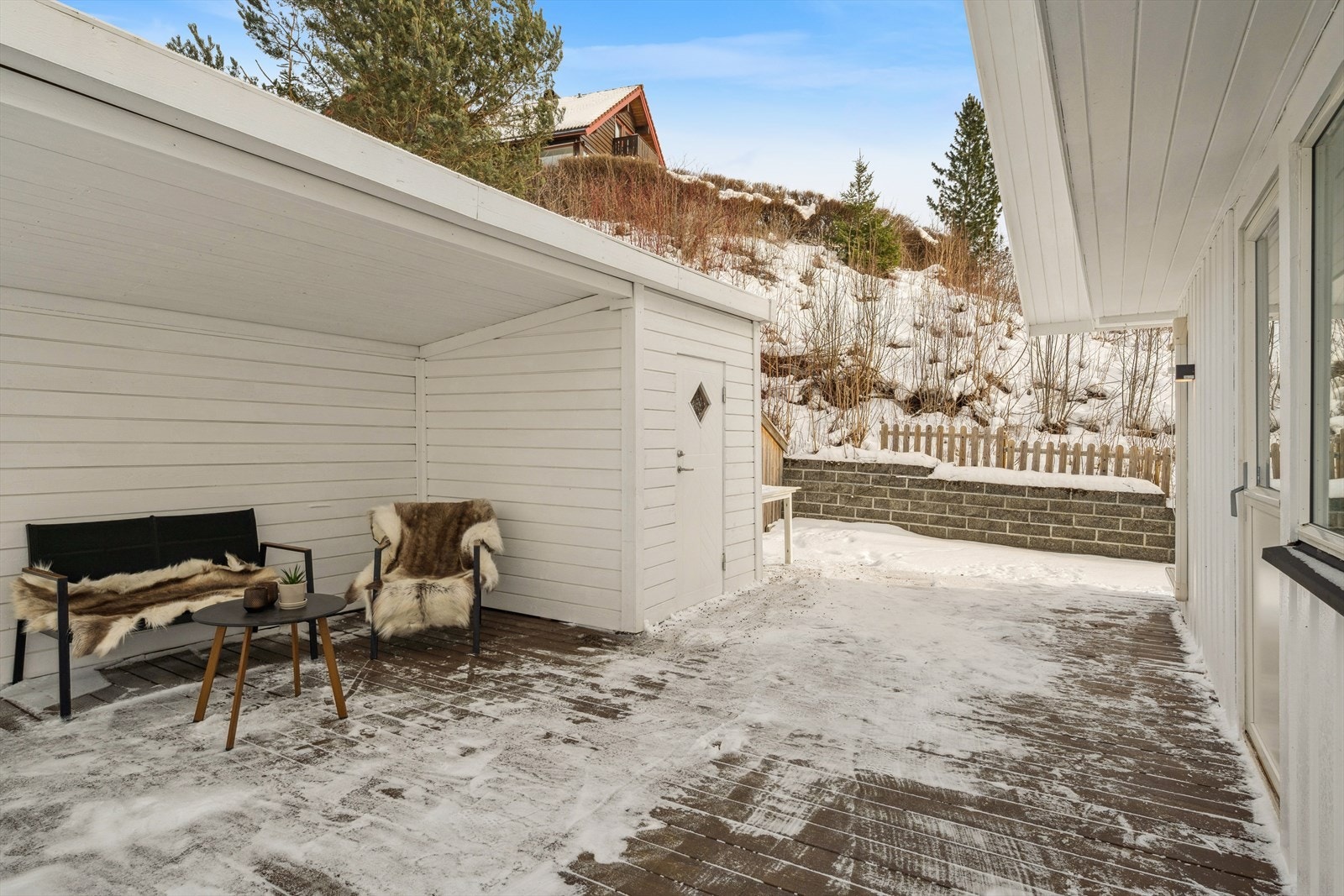 Frisk luft er sunt -året rundt! Sett deg på den lune uteplassen og nyt utsikten. Galleribilde