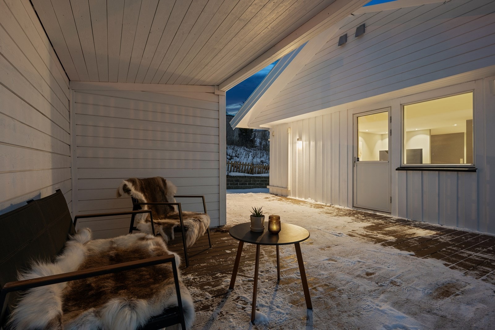 Utenfor stuen ligger den usjenerte uteplassen som kan brukes året rundt. Som kjent finnes det ikke dårlig vær.. Galleribilde