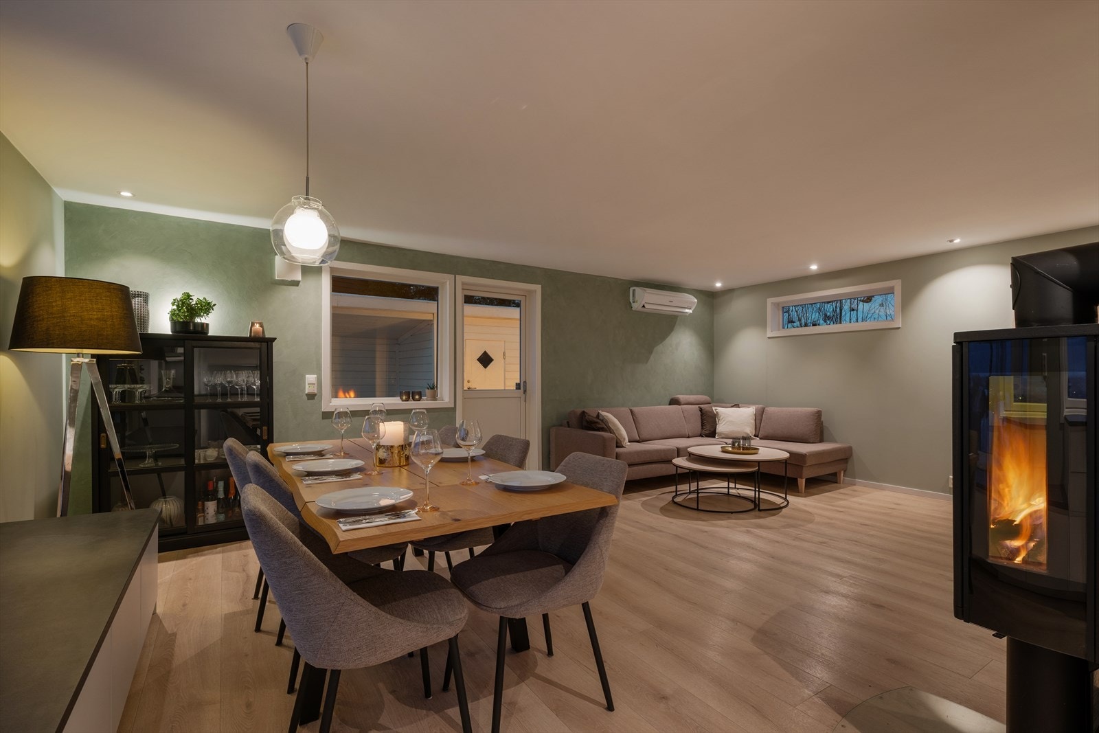 Spiseplassen er en fin forbindelse mellom kjøkken og stue. Galleribilde