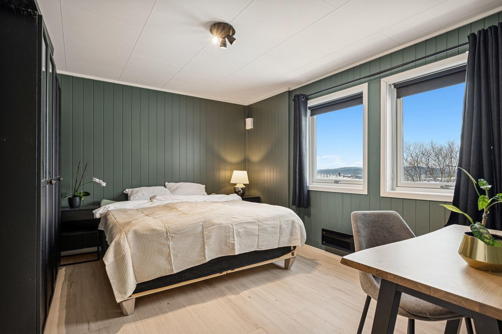 Soverom 1 i sokkeletasjen med garderobeskap og plass for skrivebord. Galleribilde