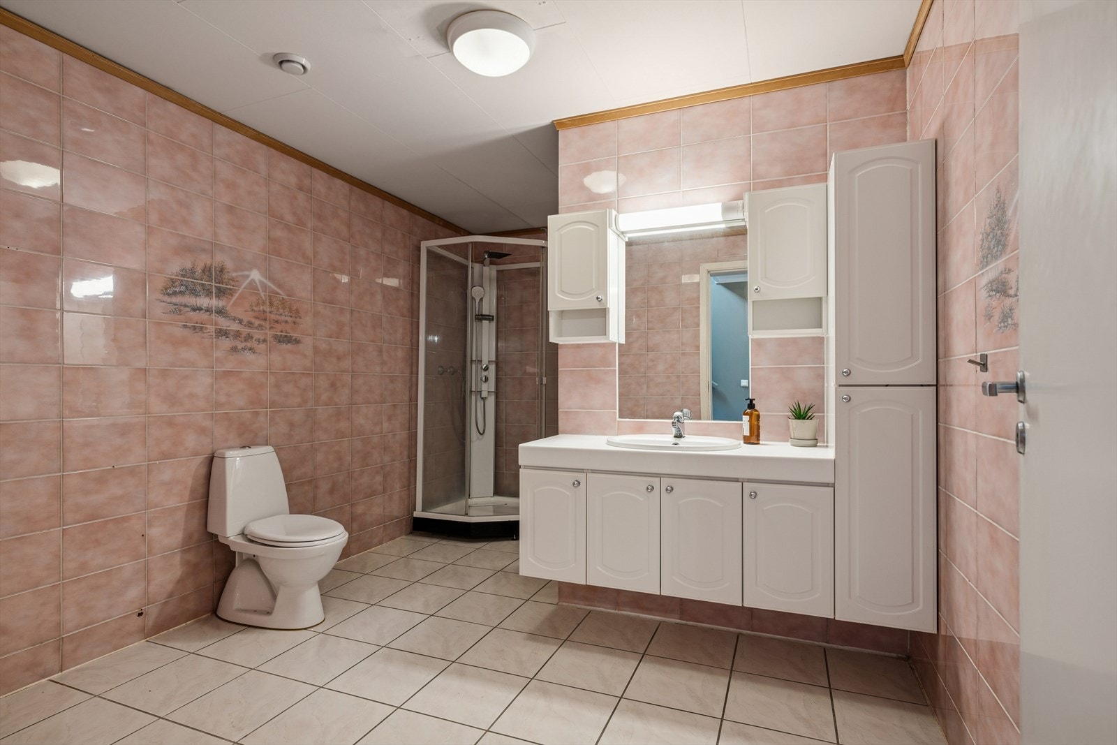 Badet i sokkeletasjen i typisk 90-tallsstil. Ikke siste skrik, men velfungerende som bare det. Galleribilde