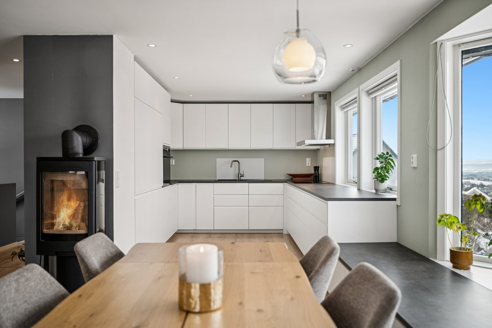 Kjøkken med integrert stekeovn, induksjonstopp, oppvaskmaskin og kjøl/fryseskap. Galleribilde