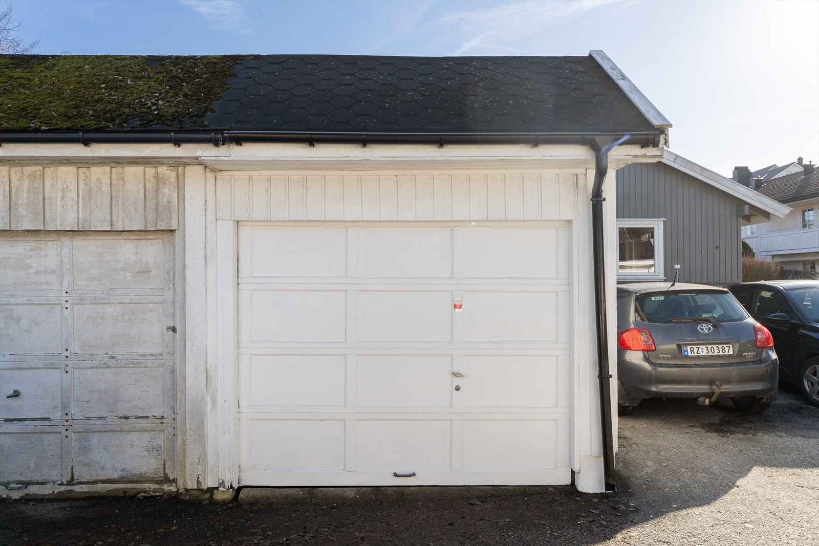 Garasje i rekke - En bod i bakkant forbinder garasjen inn til terrassen slik at man kan komme rett inn Galleribilde