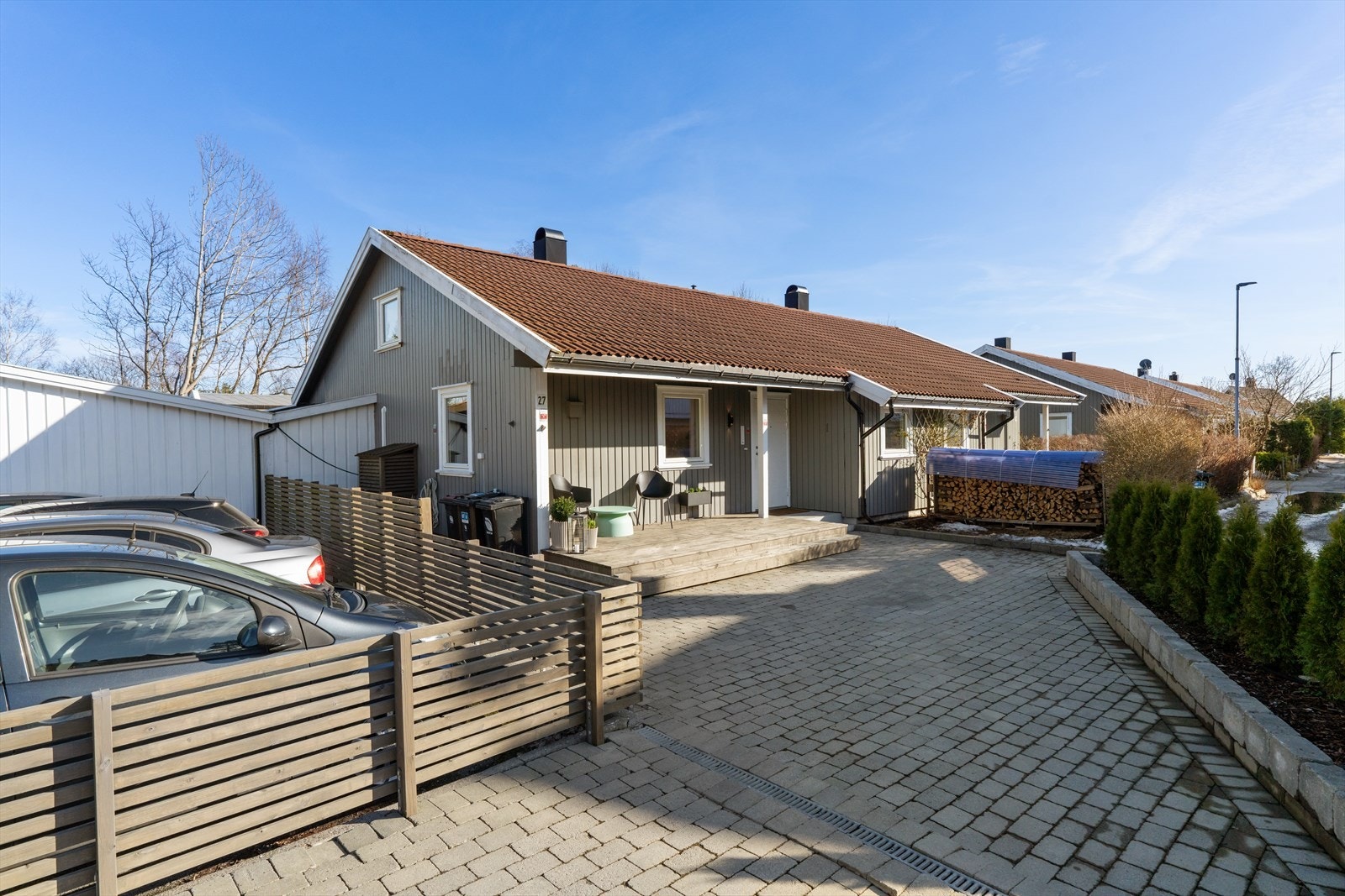 Stor innkjørsel med terrasse og gode solforhold Galleribilde