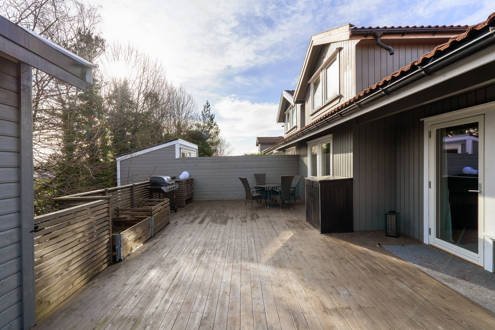 Stor skjermet og lun terrasse - Her er det god plass til mange mennesker med gode venner og familie Galleribilde