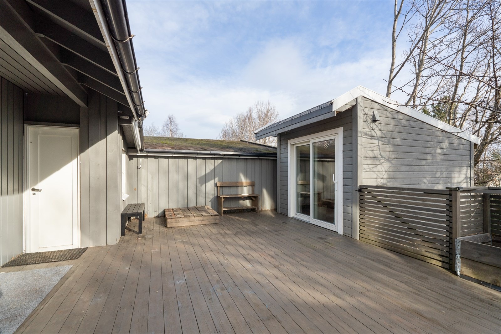 Selger har bygget utestue i forlengelse av terrassen. Her kan man forlenge sommeren. (Ikke omsøkt i kommunen) Galleribilde