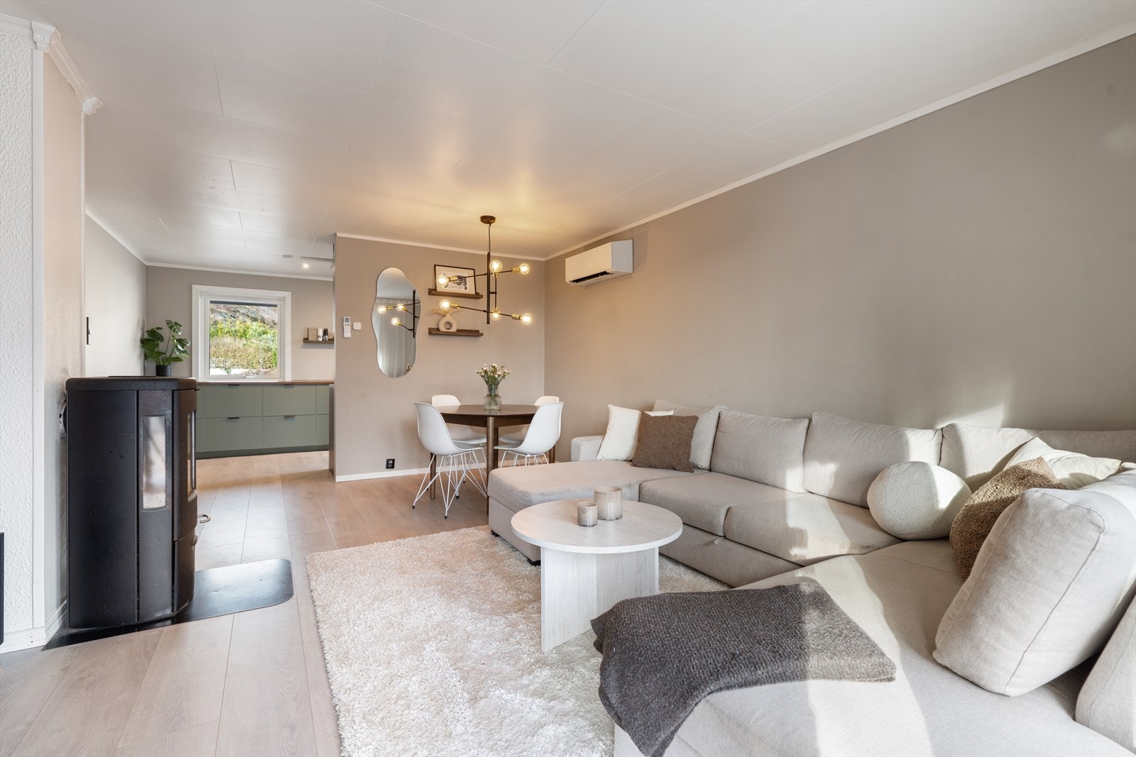 Oppvarming med varmepumpe og peisovn Galleribilde