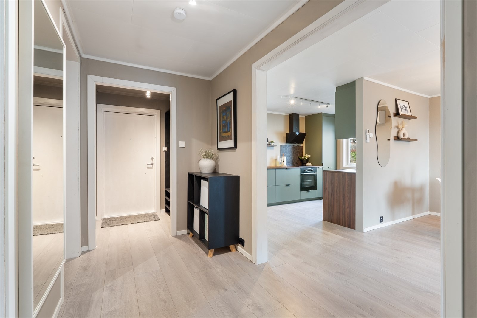 Det er en stor og åpen gang med oppheng Galleribilde