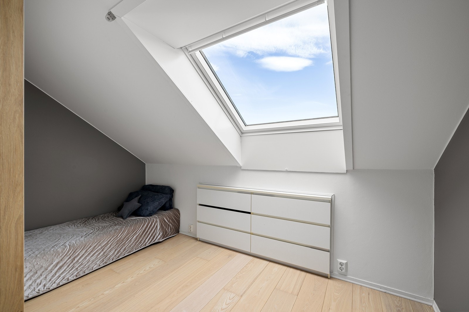 De to andre soverommene ligger i loftsetasjen, og passer utmerket som gjesterom, barnerom eller kontor. Galleribilde