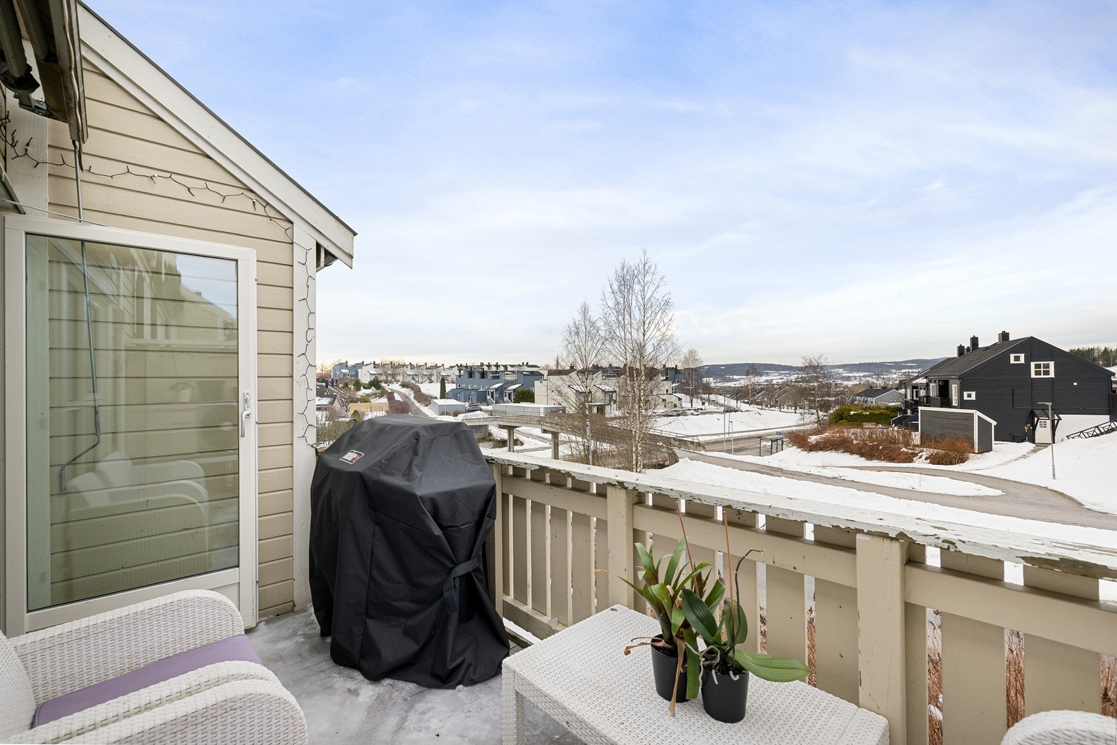 Balkongen har en fantastisk plassering som sikrer svært gode solforhold. Her kan du nyte et åpent utsyn over nabolaget med svært lite innsyn. Galleribilde