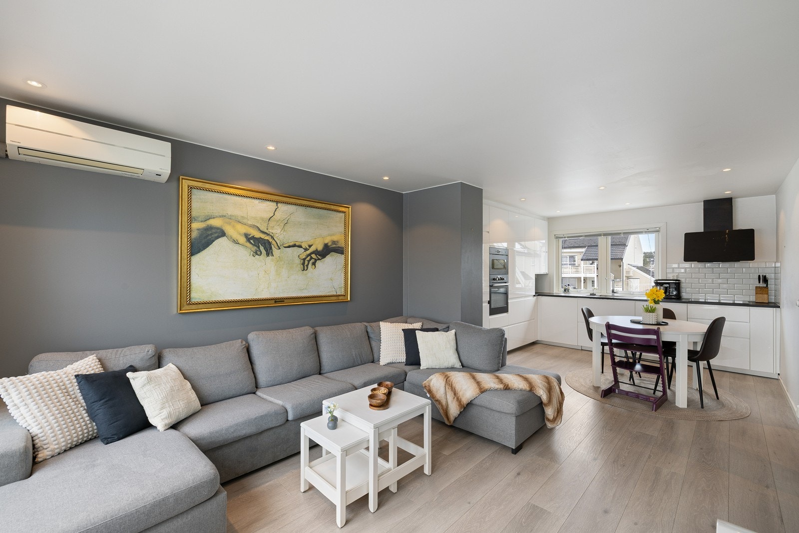 Stuen er innredet med moderne laminat på gulv, har god plass til sofagruppe og er utstyrt med varmepumpe for et behagelig inneklima året rundt. Galleribilde