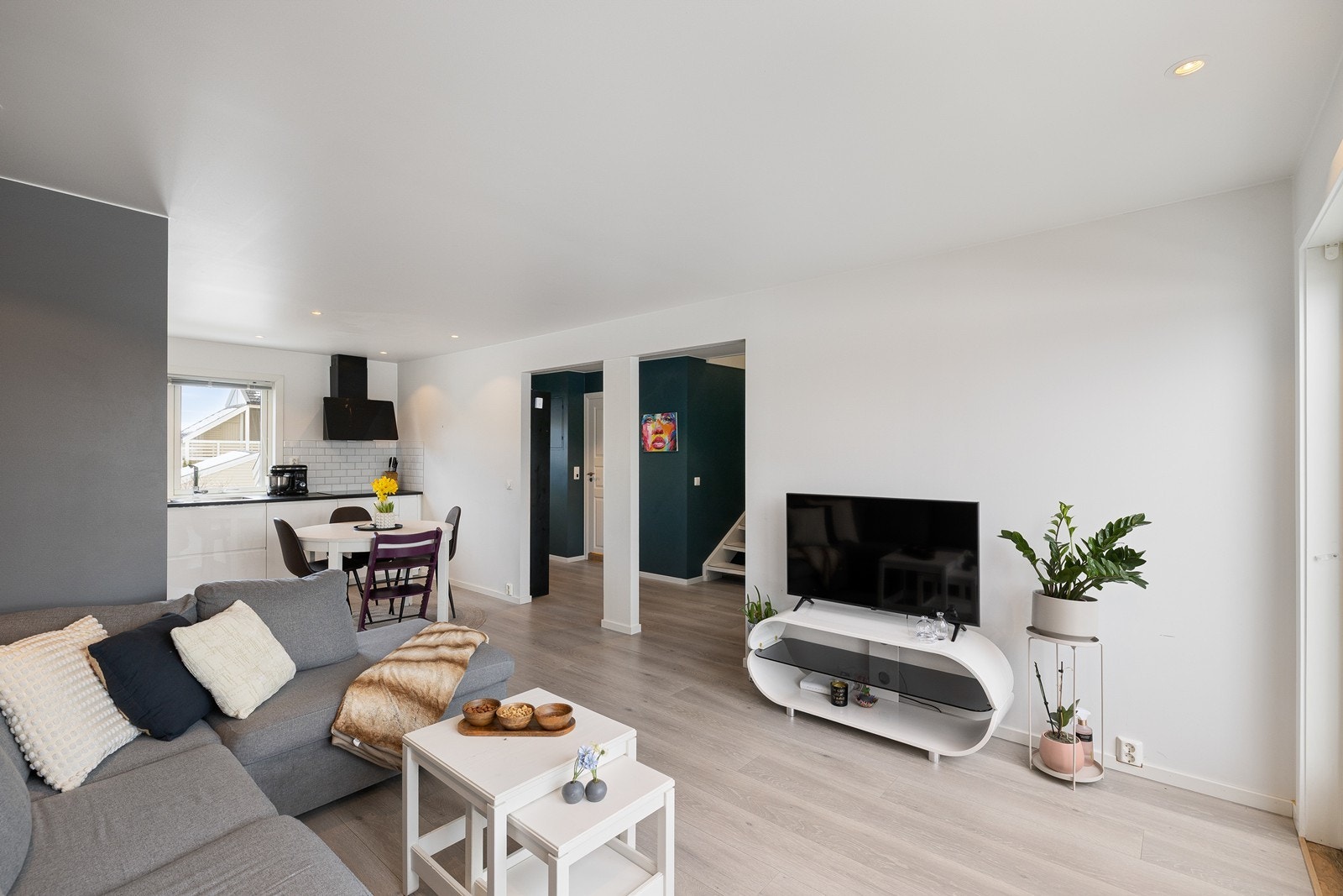 Her får du en åpen stue- og kjøkkenløsning med utgang til en vestvendt, solrik balkong med flott utsikt og sol fra ca. 12-20:00. Galleribilde