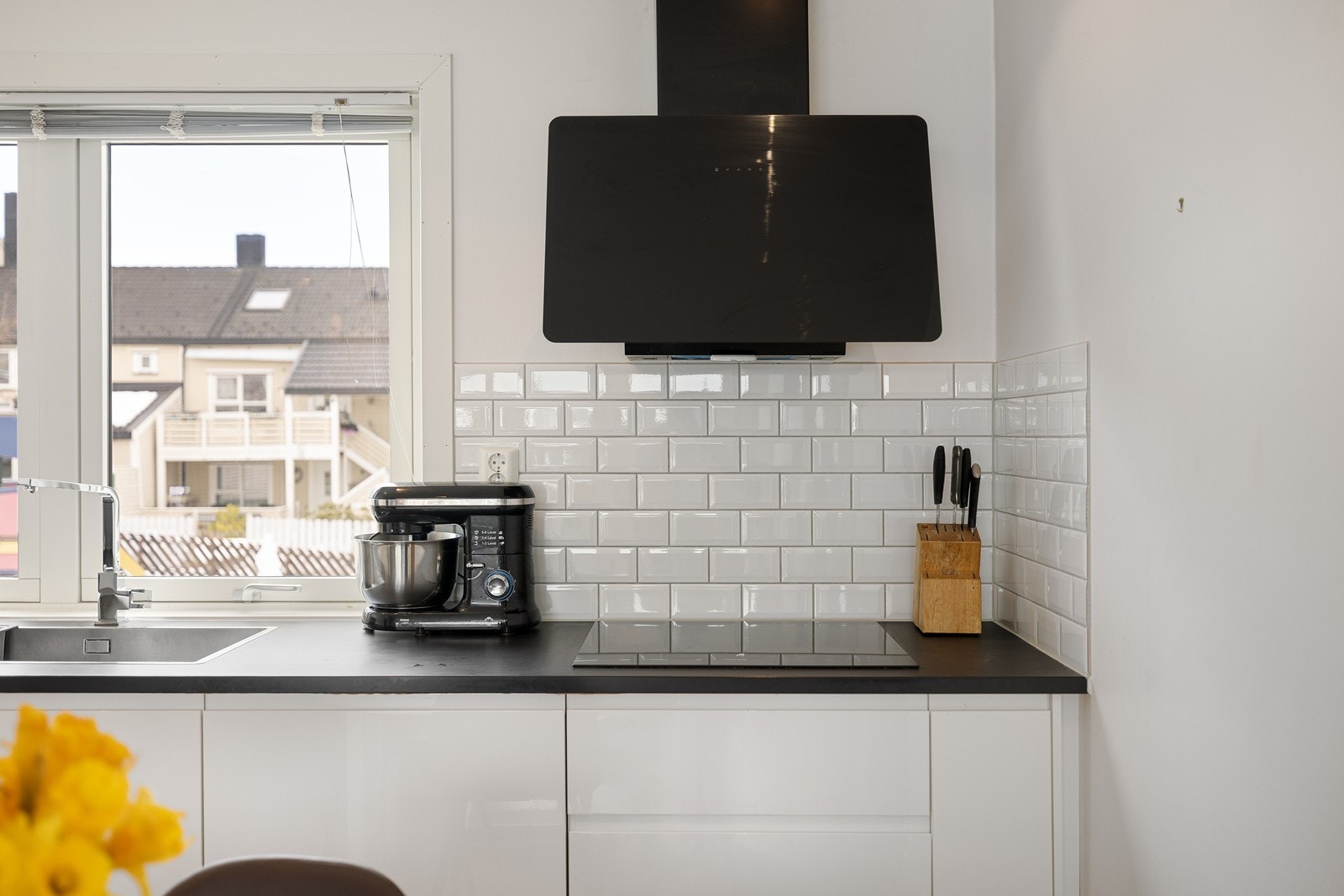 Innredningen har hvite fronter, laminert benkeplate og delikate fliser over benken. Galleribilde