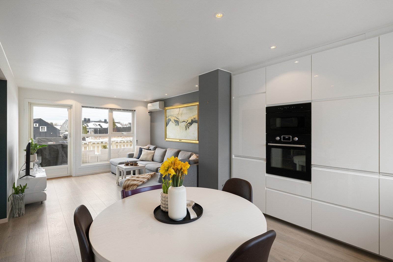 Himlingen har innfelt belysning i form av stilrene downlights. Dette gir en effektiv og minimalistisk lyssetting som sprer lyset jevnt og sømløst i rommet. Galleribilde