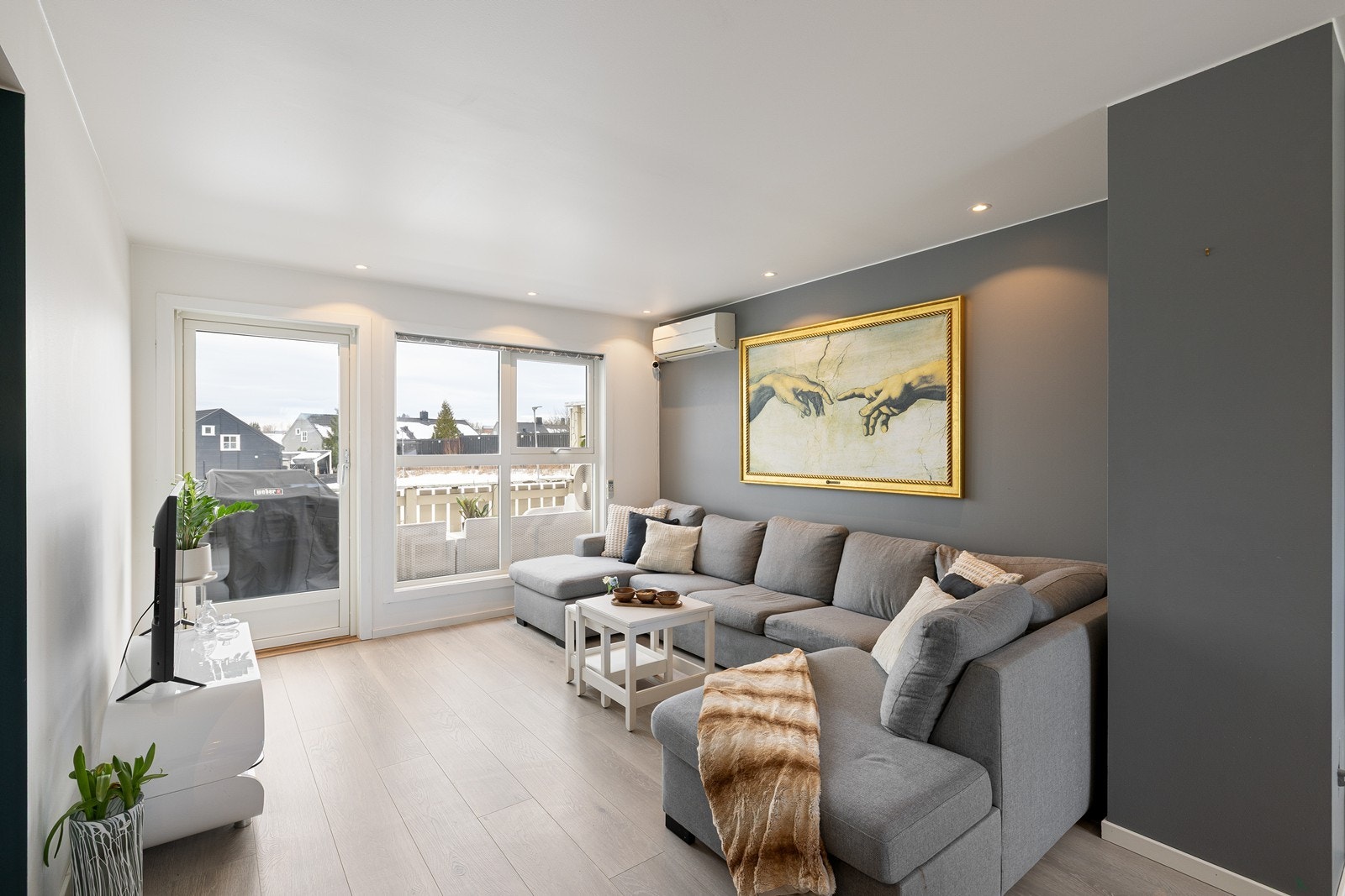 En lys og moderne rekkehusleilighet over to plan, perfekt for deg som vil flytte rett inn. Boligen ble betydelig oppgradert i 2020 med nye overflater, nytt lekkert kjøkken, med integrerte hvitevarer og to delikate, flislagte baderom. Galleribilde