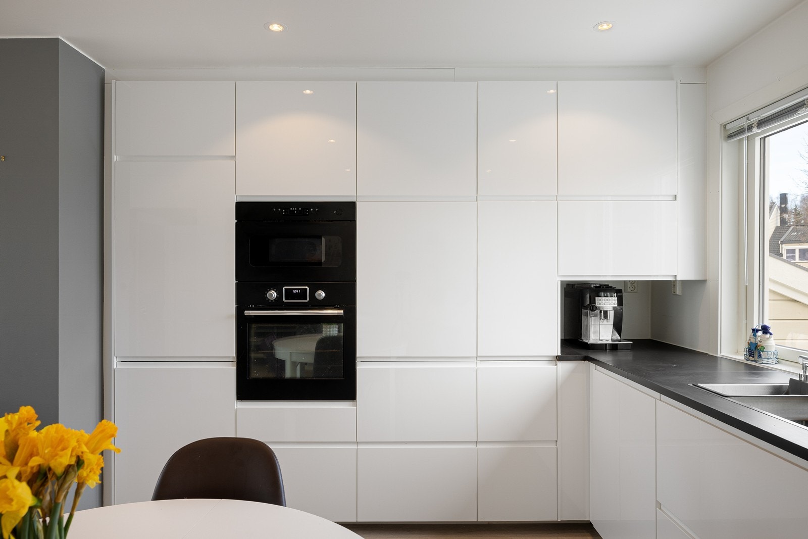 Kjøkkenet er fra 2020 og fremstår som moderne og funksjonelt med integrerte hvitevarer, inkludert komfyr, platetopp, oppvaskmaskin, mikrobølgeovn og kombiskap. Galleribilde