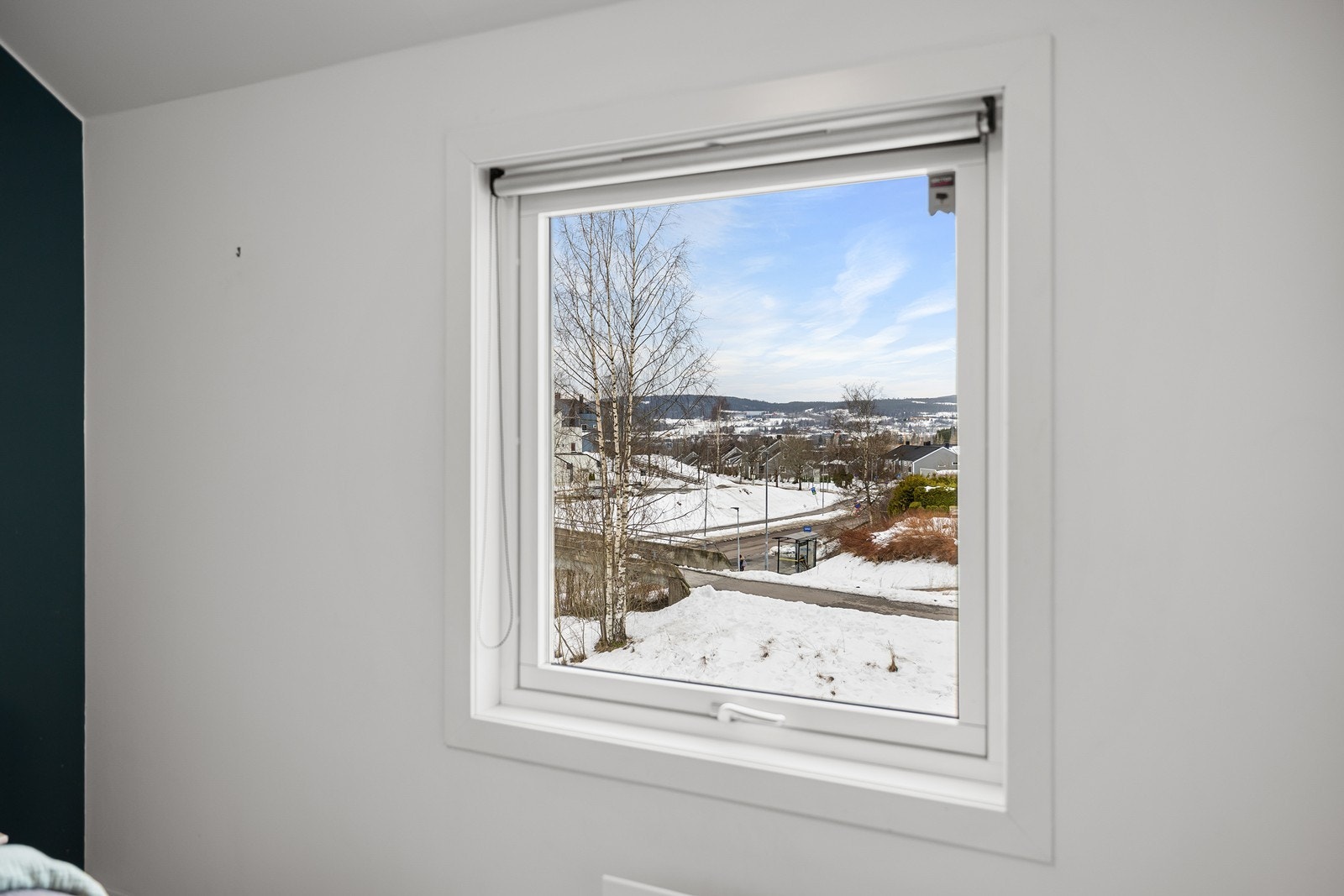 Bussholdeplassen er så nærme at du kan se den fra soveromsvinduet om du vil. Galleribilde