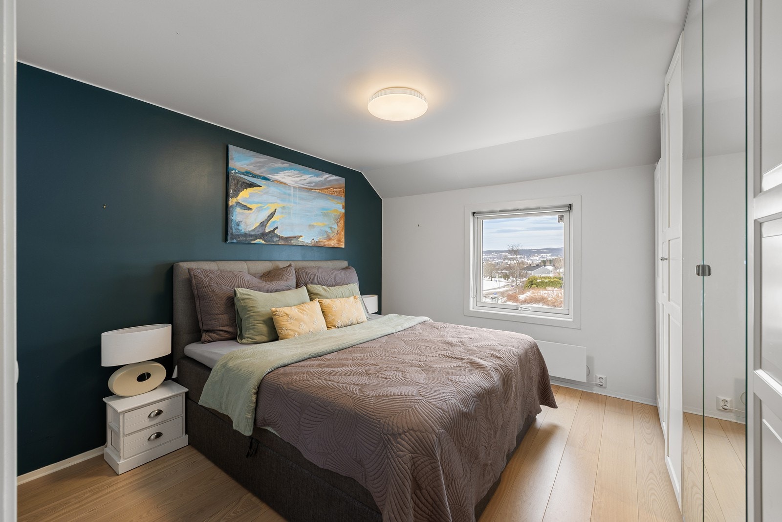 Boligen har tre fine soverom. Hovedsoverommet (avbildet) er i hovedetasjen med god plass til både dobbeltseng og garderobeløsning. Galleribilde